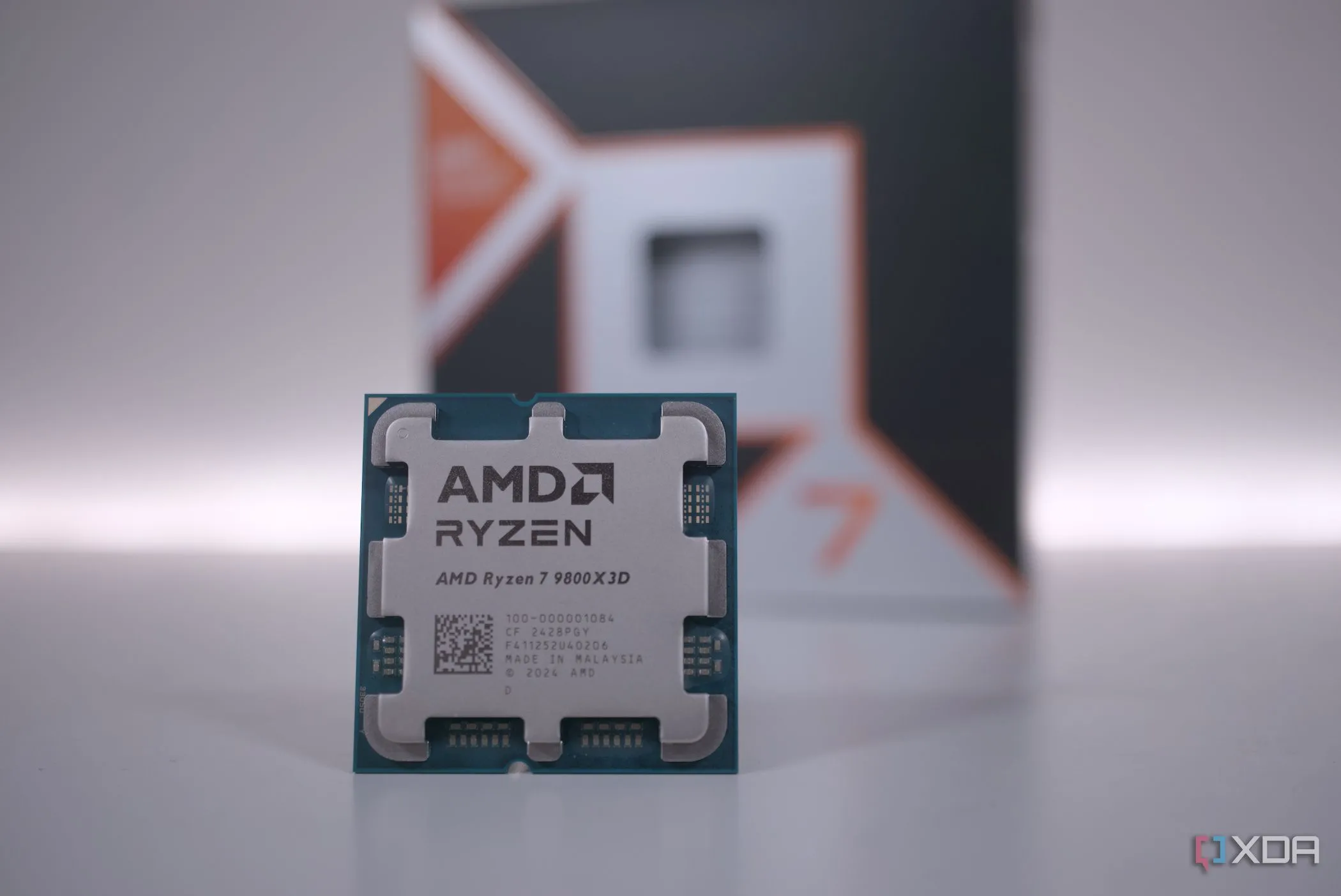Mặt trước của CPU AMD Ryzen 7 9800X3D