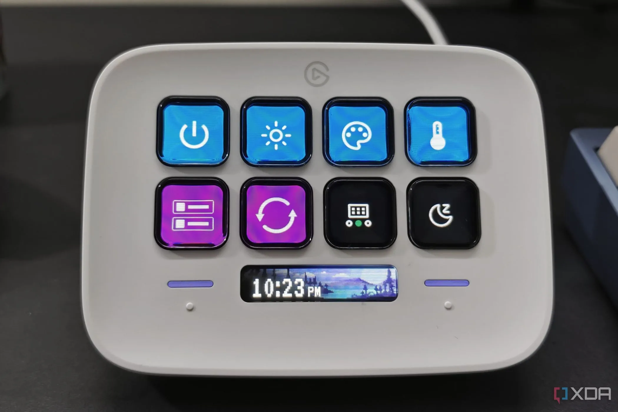 Mặt trước của Stream Deck Neo hiển thị các nút điều khiển ánh sáng thông minh