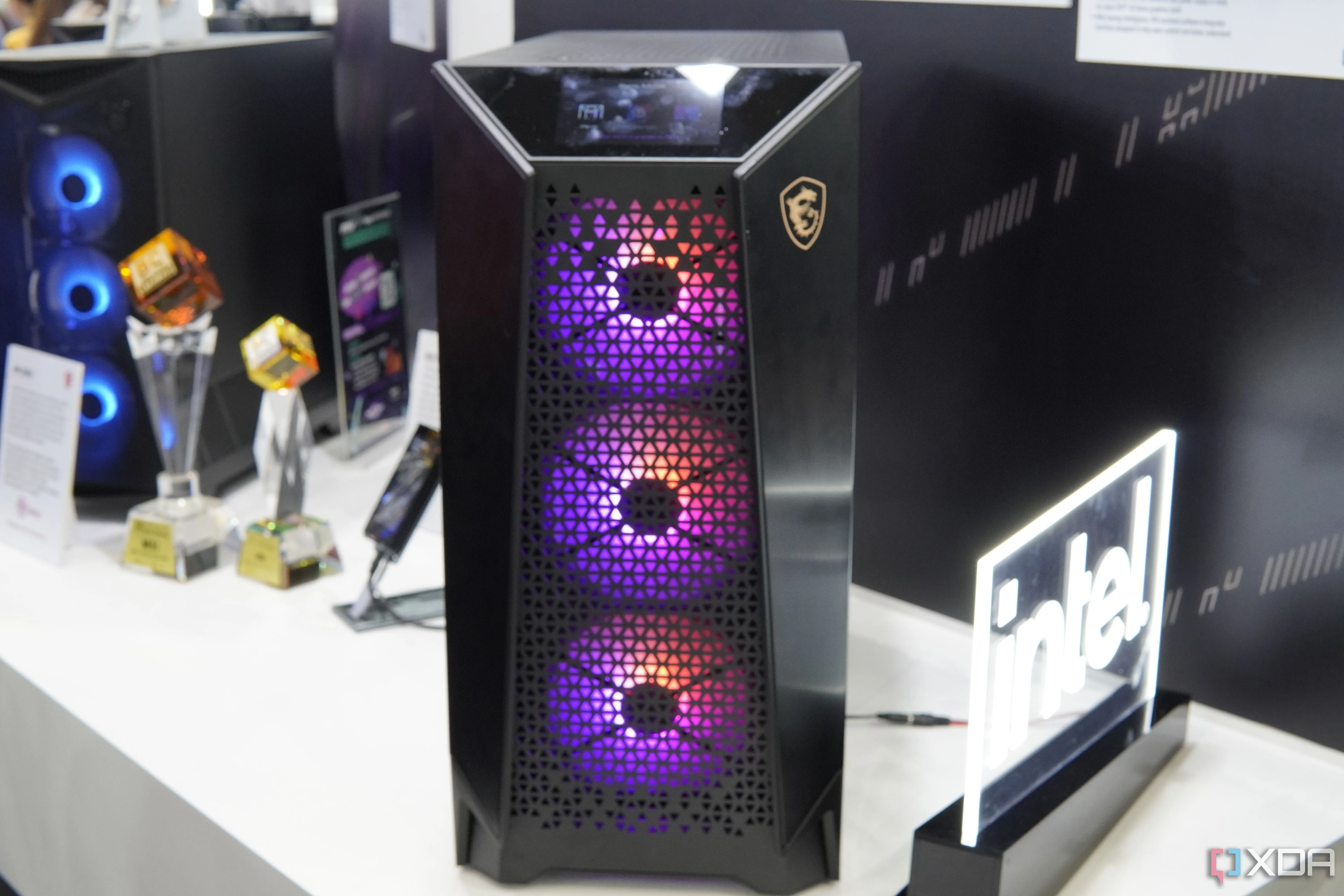 Mặt trước của vỏ case PC MSI MEG với các quạt RGB hút khí, thể hiện sự phối hợp giữa hiệu năng và thẩm mỹ
