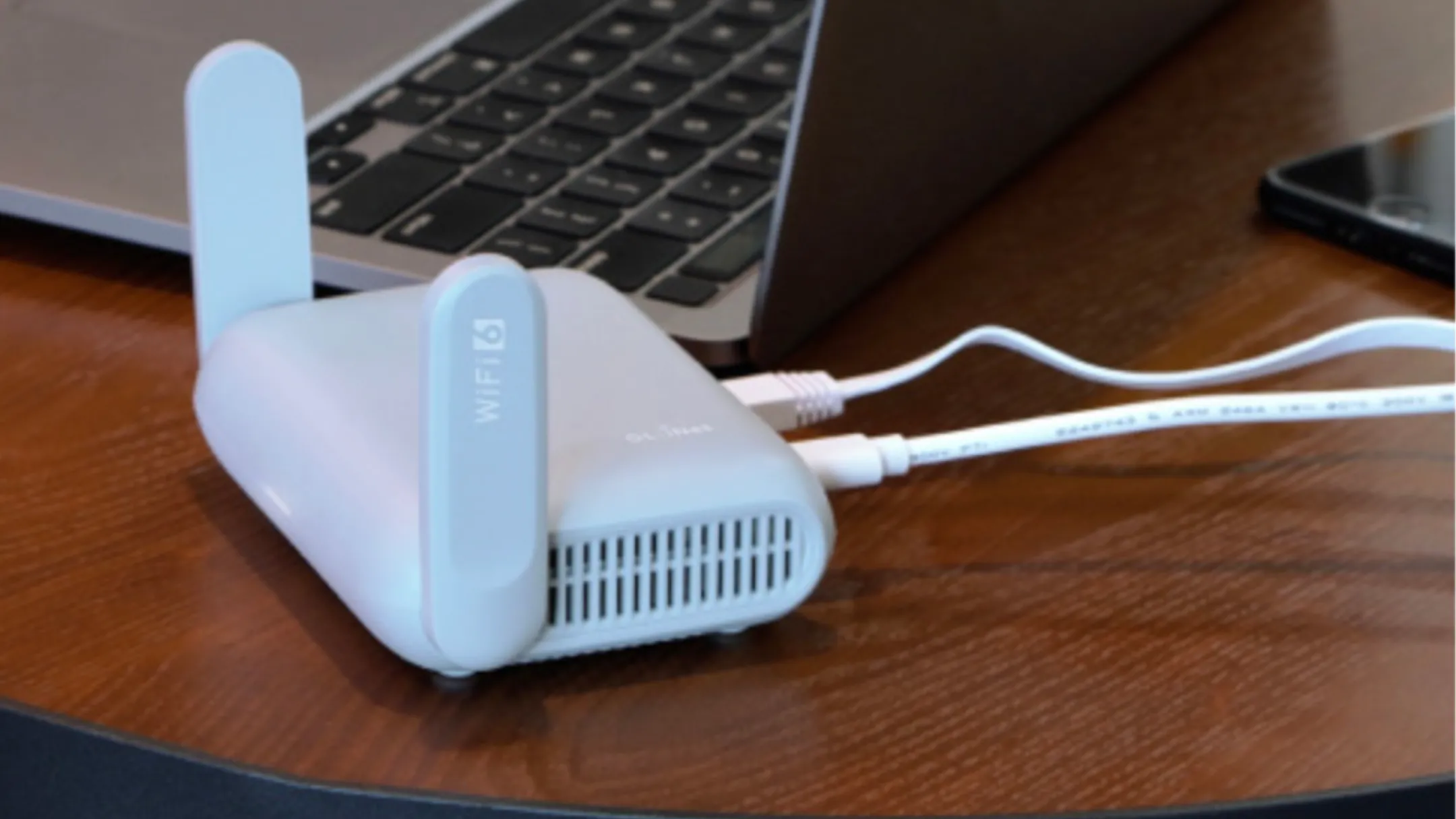 Mặt trước và các cổng kết nối của router du lịch GL.iNet GL-MT3000