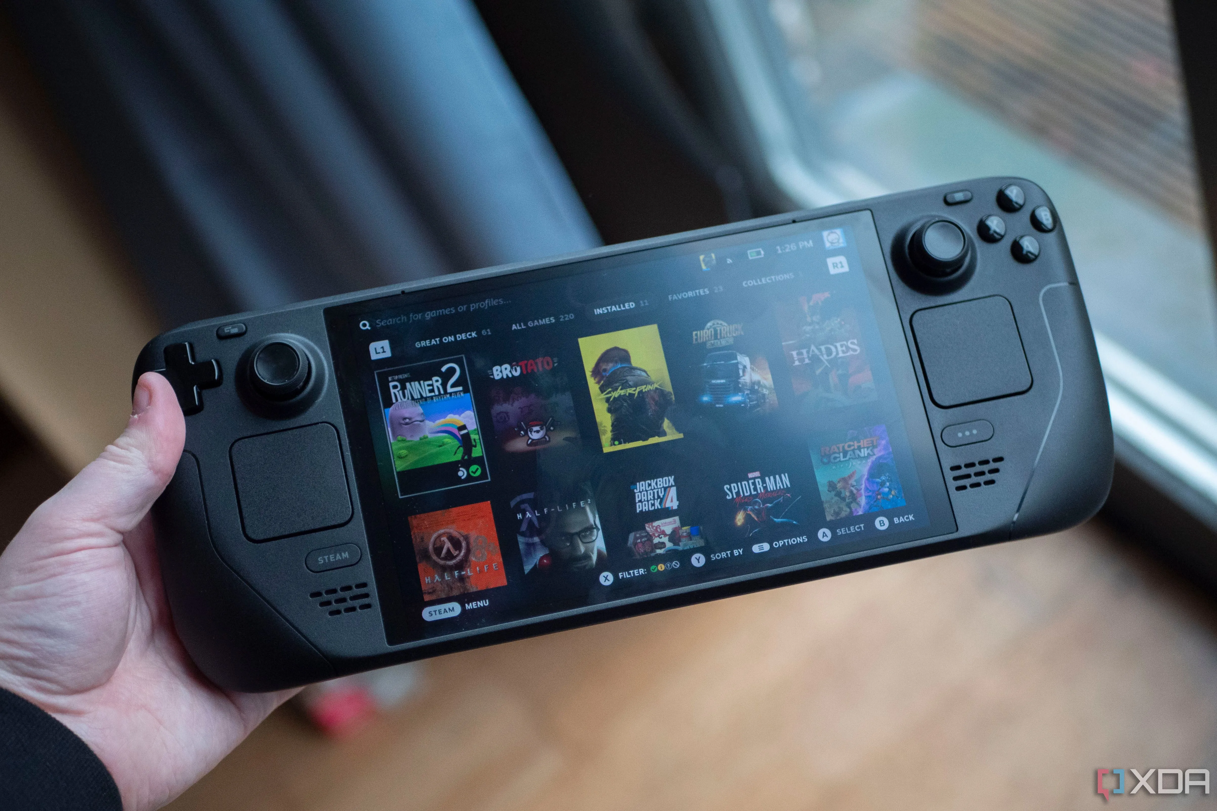 Mẫu máy Steam Deck OLED, một nền tảng chơi game Linux di động phổ biến được tối ưu với Proton GE