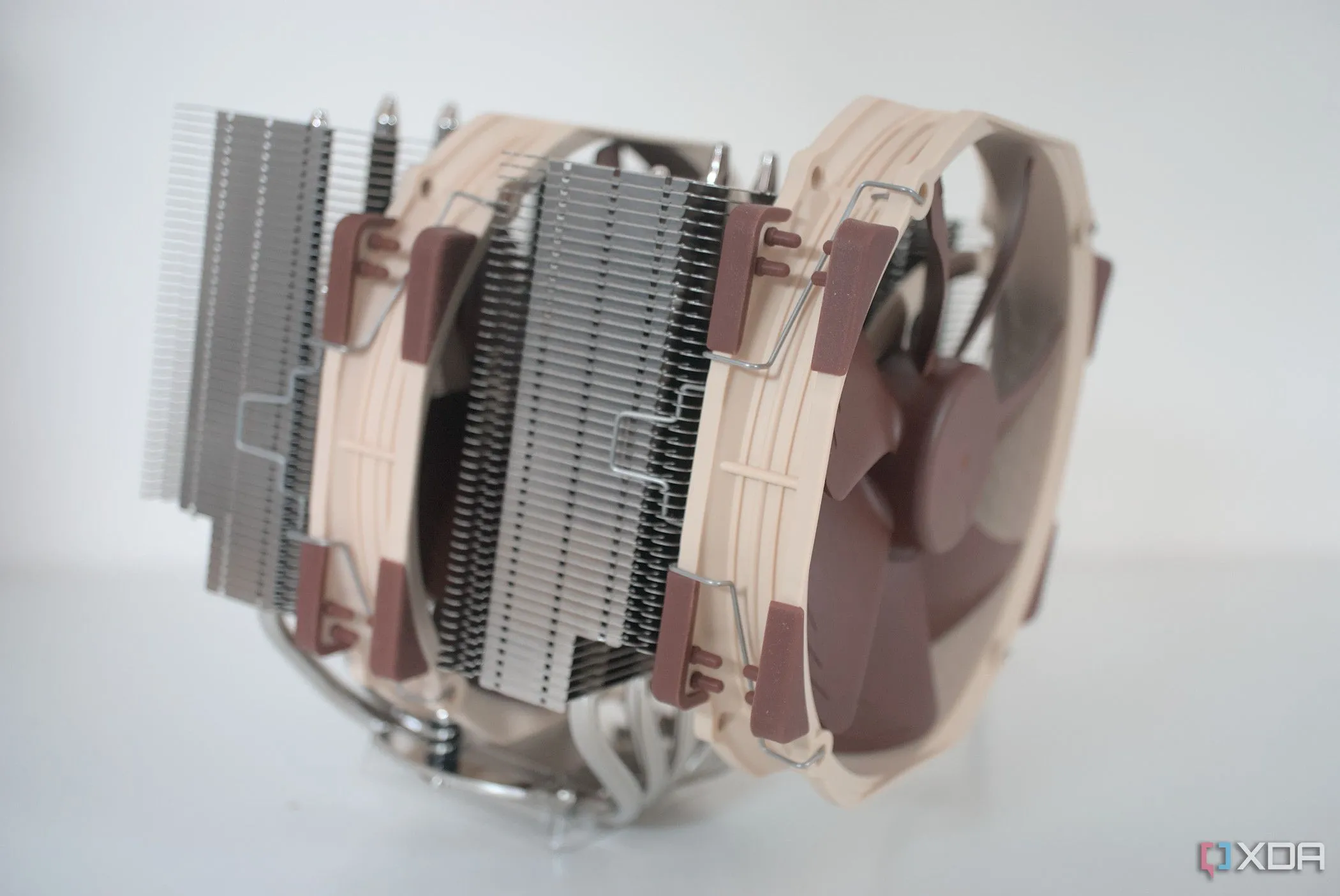 Mẫu tản nhiệt CPU Noctua NH-D15 với hai tháp tản nhiệt lớn