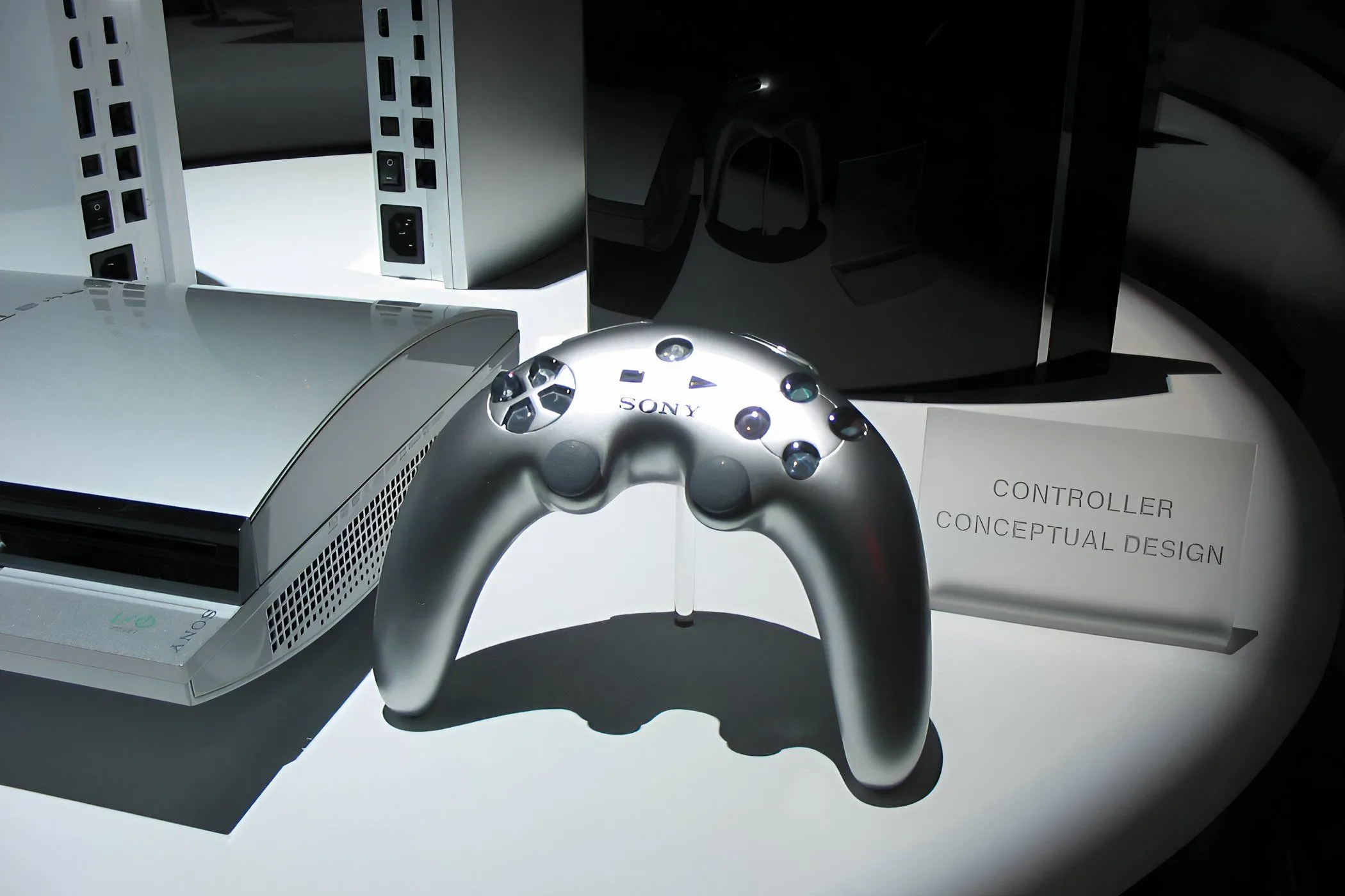 Mẫu tay cầm DualShock 3 nguyên bản năm 2005 với thiết kế boomerang màu bạc