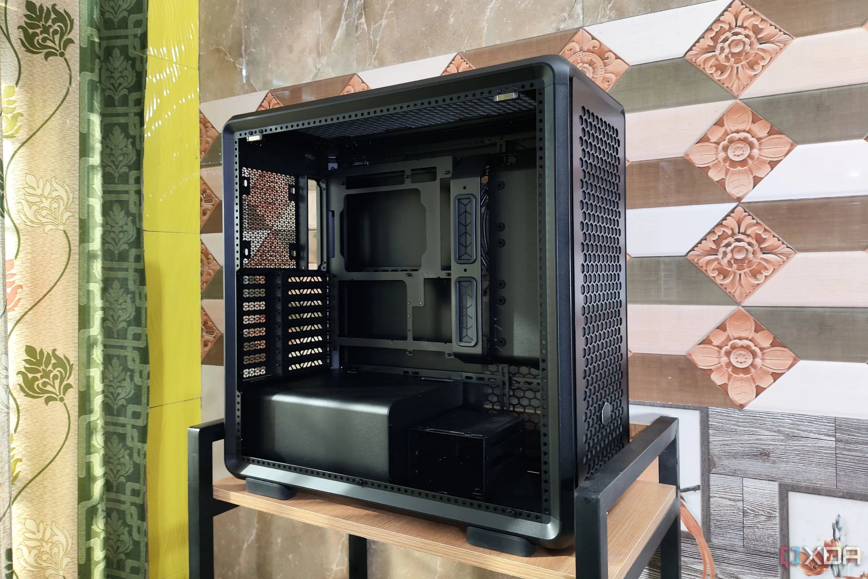 Mẫu vỏ case Cooler Master MasterFrame 600 với mặt trước được tháo rời, thể hiện không gian rộng rãi bên trong