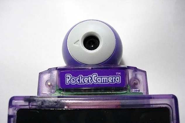 Máy ảnh Nintendo Pocket Camera gắn trên Game Boy màu tím