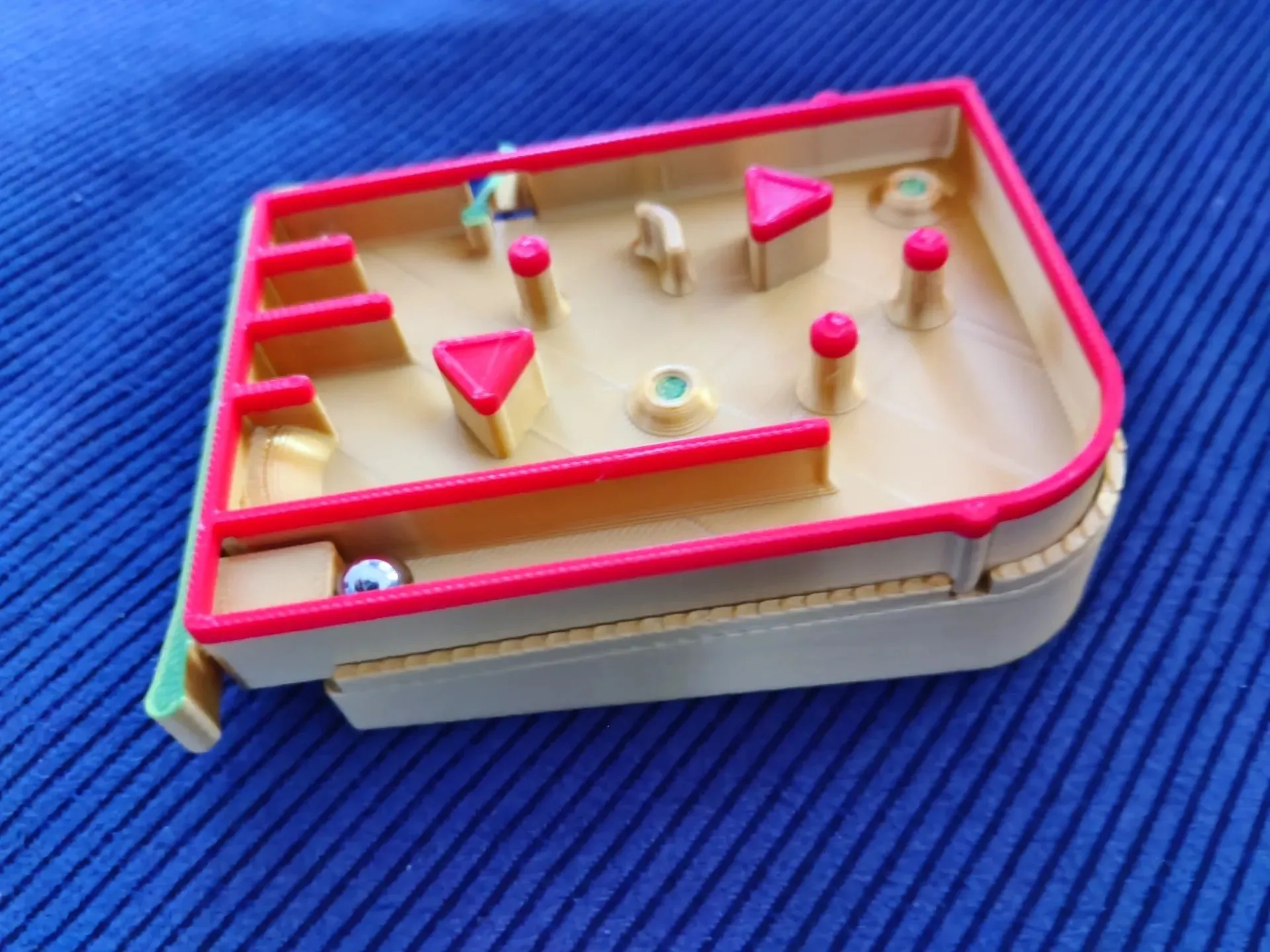 Máy bắn bi pinball mini in 3D với thiết kế nhỏ gọn, mang trò chơi arcade cổ điển lên bàn làm việc