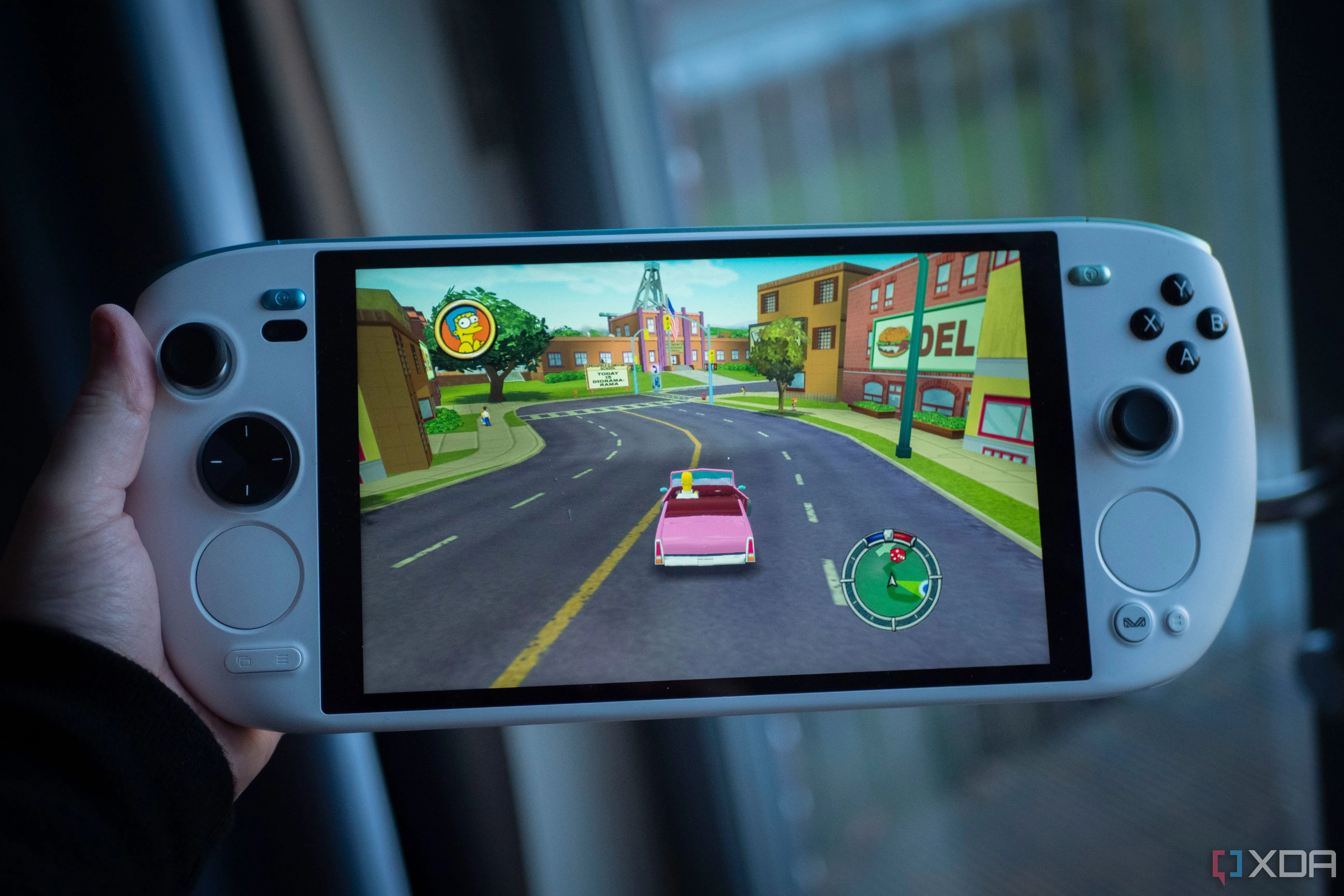 may-choi-game-cam-tay-ayaneo-kun-dang-choi-simpsons-hit-and-run