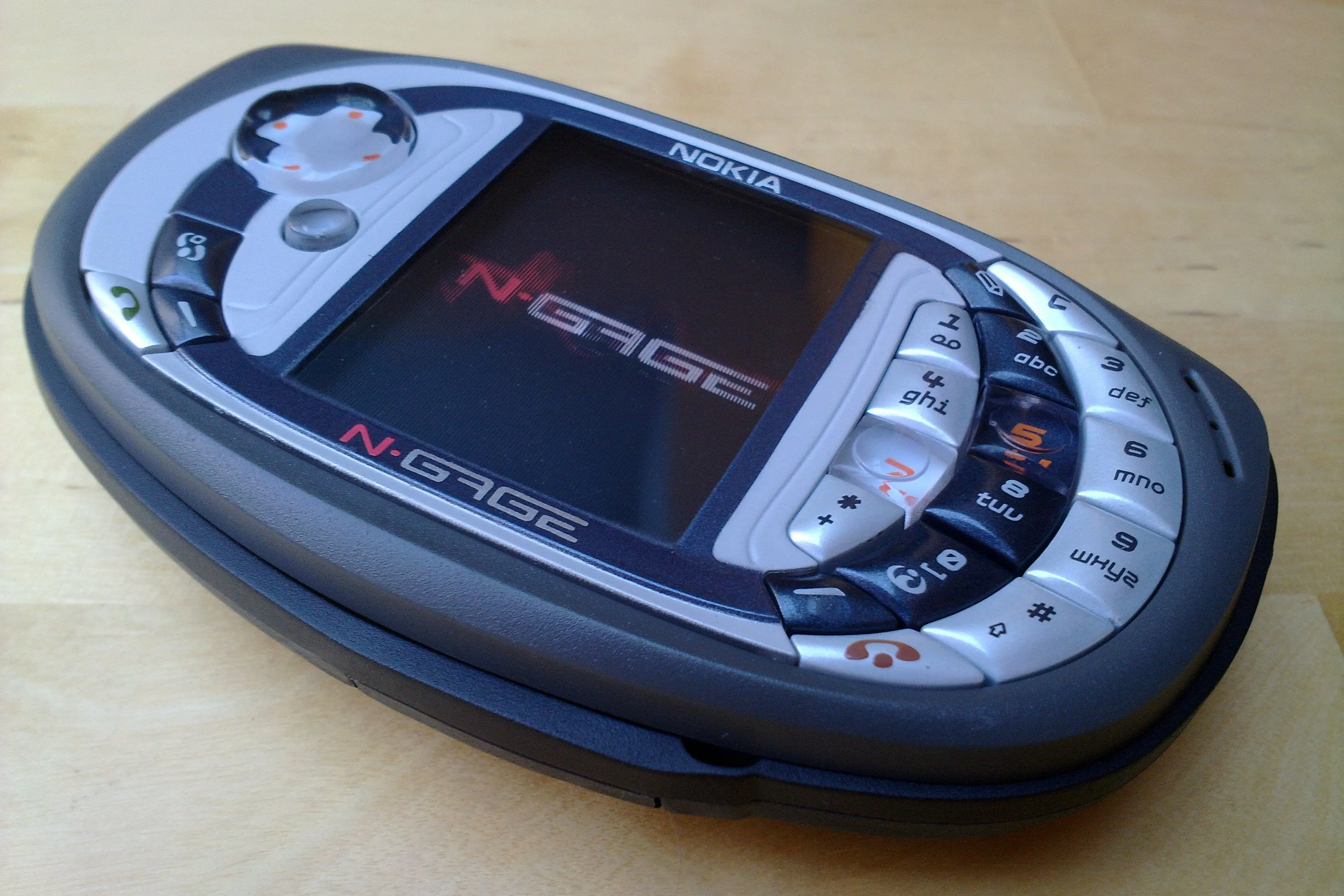 Máy chơi game cầm tay Nokia N-Gage hiển thị màn hình dọc nhỏ, không phù hợp cho trải nghiệm chơi game truyền thống