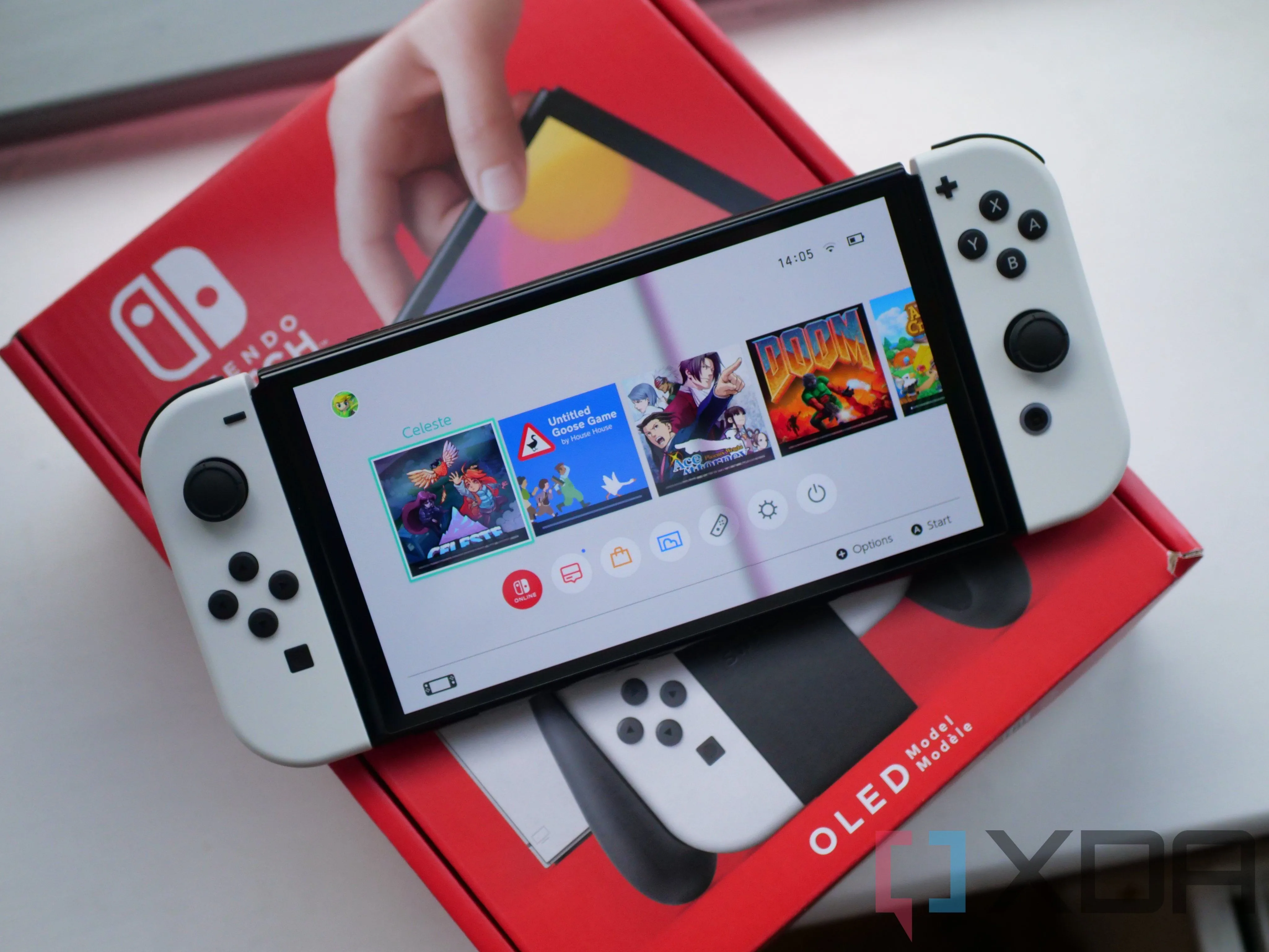 Máy chơi game Nintendo Switch OLED với màn hình sắc nét, biểu tượng của sự đổi mới trong ngành console