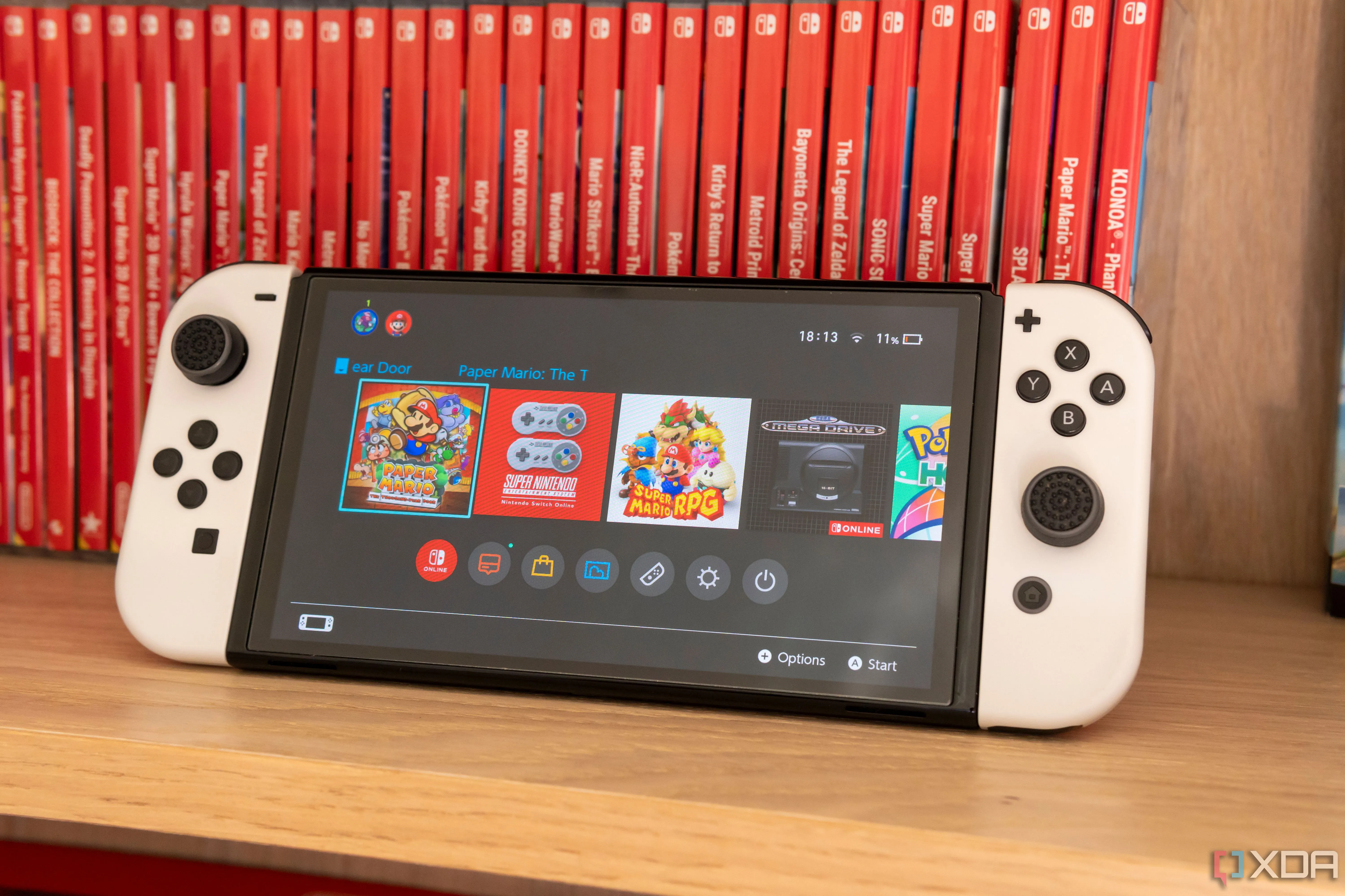 Máy chơi game Nintendo Switch với hai tay cầm Joy-Con, biểu tượng cho hệ máy bị ảnh hưởng bởi vấn đề pháp lý giả lập.