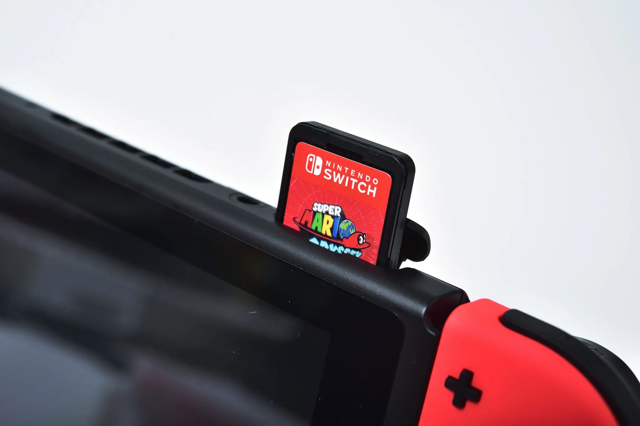 Máy chơi game Nintendo Switch với thẻ game được cắm vào khe