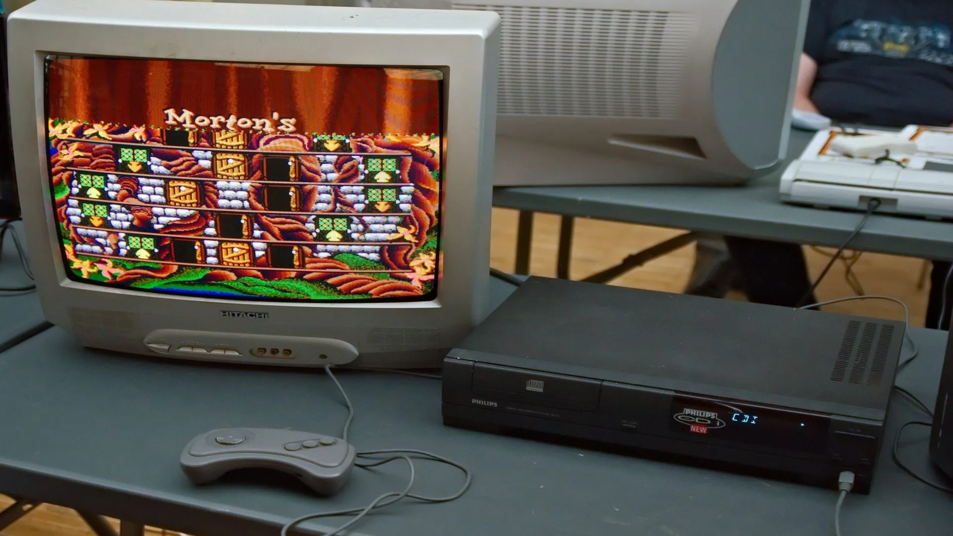 Máy chơi game Philips CD-i đang chạy tựa game Hotel Mario tại một sự kiện