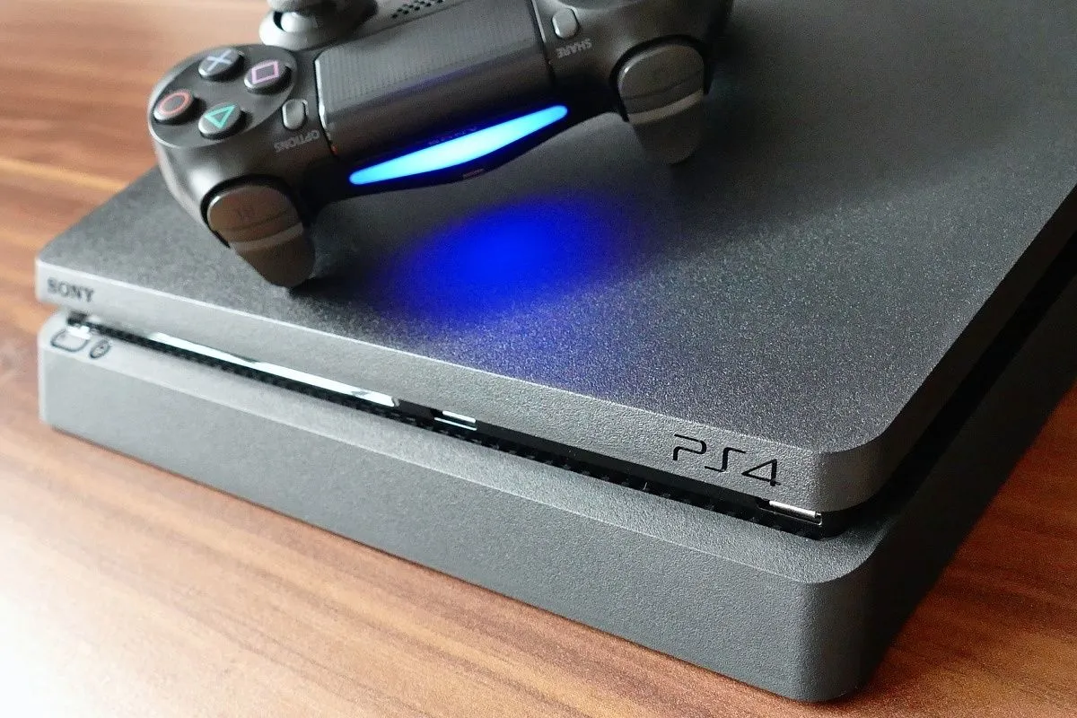 Máy chơi game PlayStation 4 với tay cầm, đại diện cho thế hệ console hiện đại.