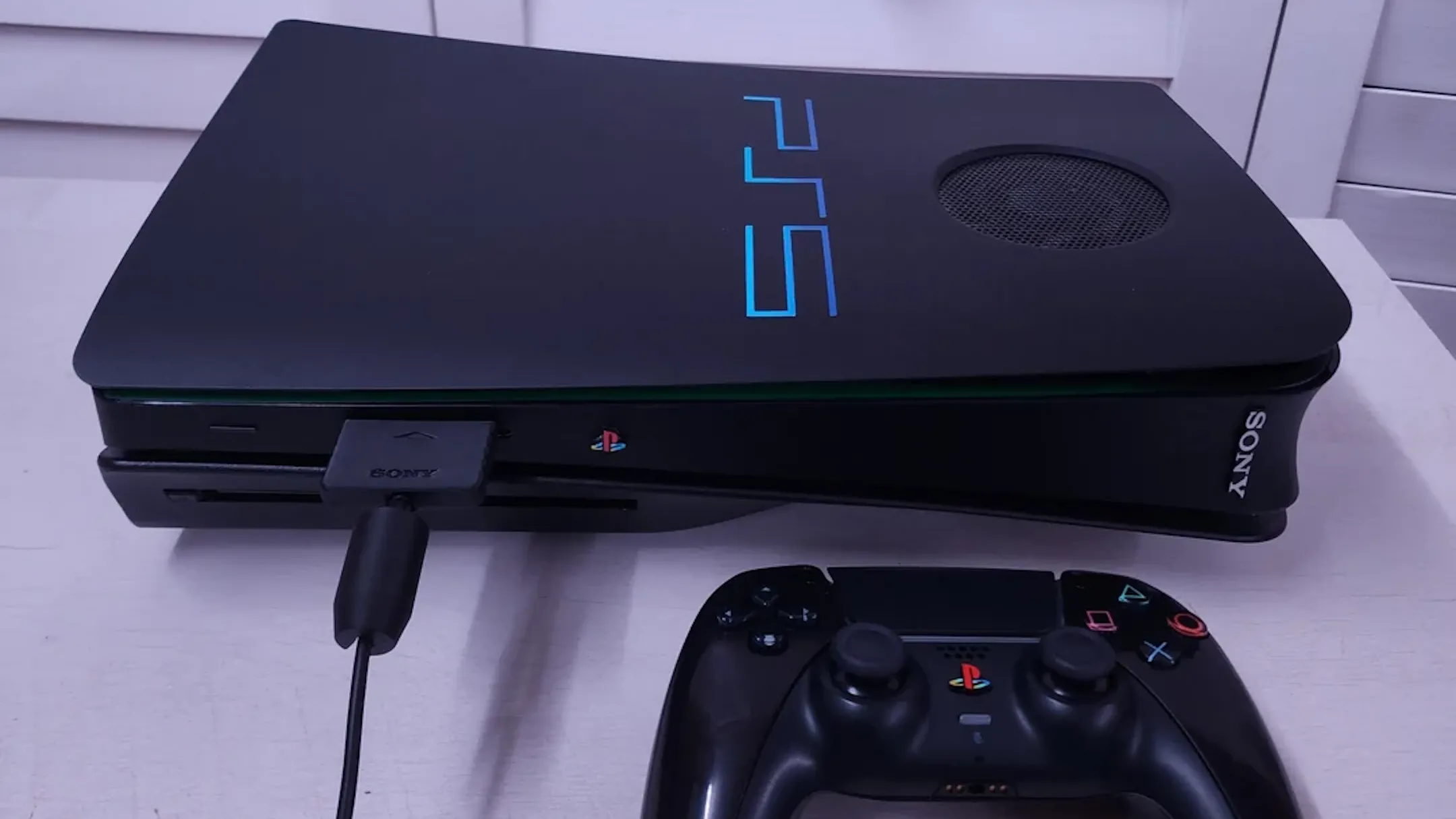 Máy chơi game PlayStation 5 được độ vỏ ngoài màu xám gợi nhớ PlayStation 2 cổ điển