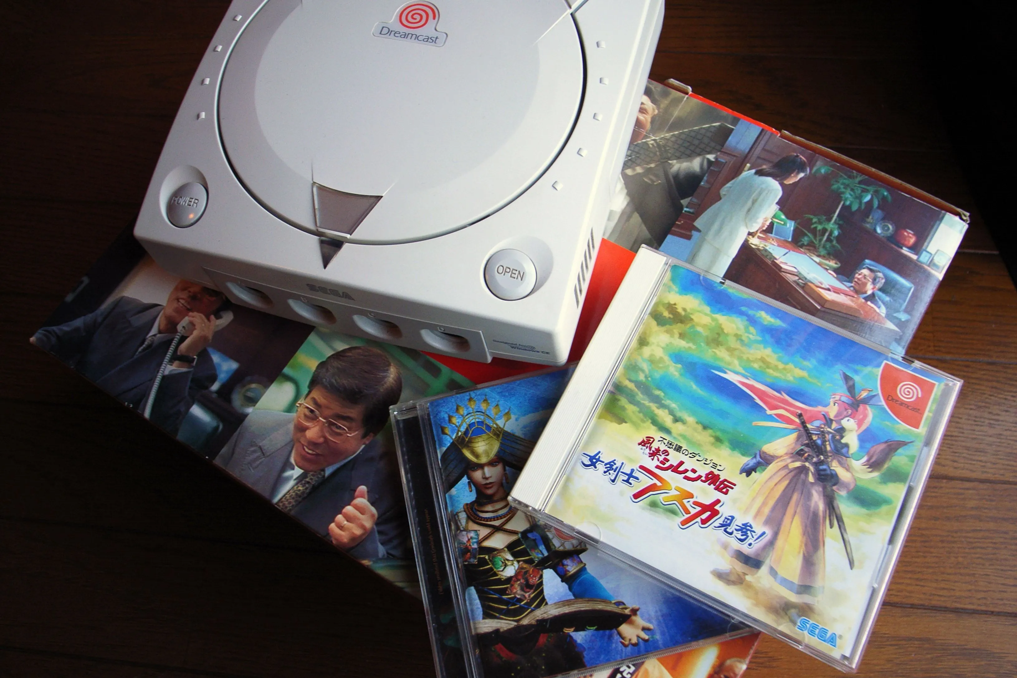 Máy chơi game Sega Dreamcast cùng các tựa game nổi tiếng như Sonic Adventure và Shenmue