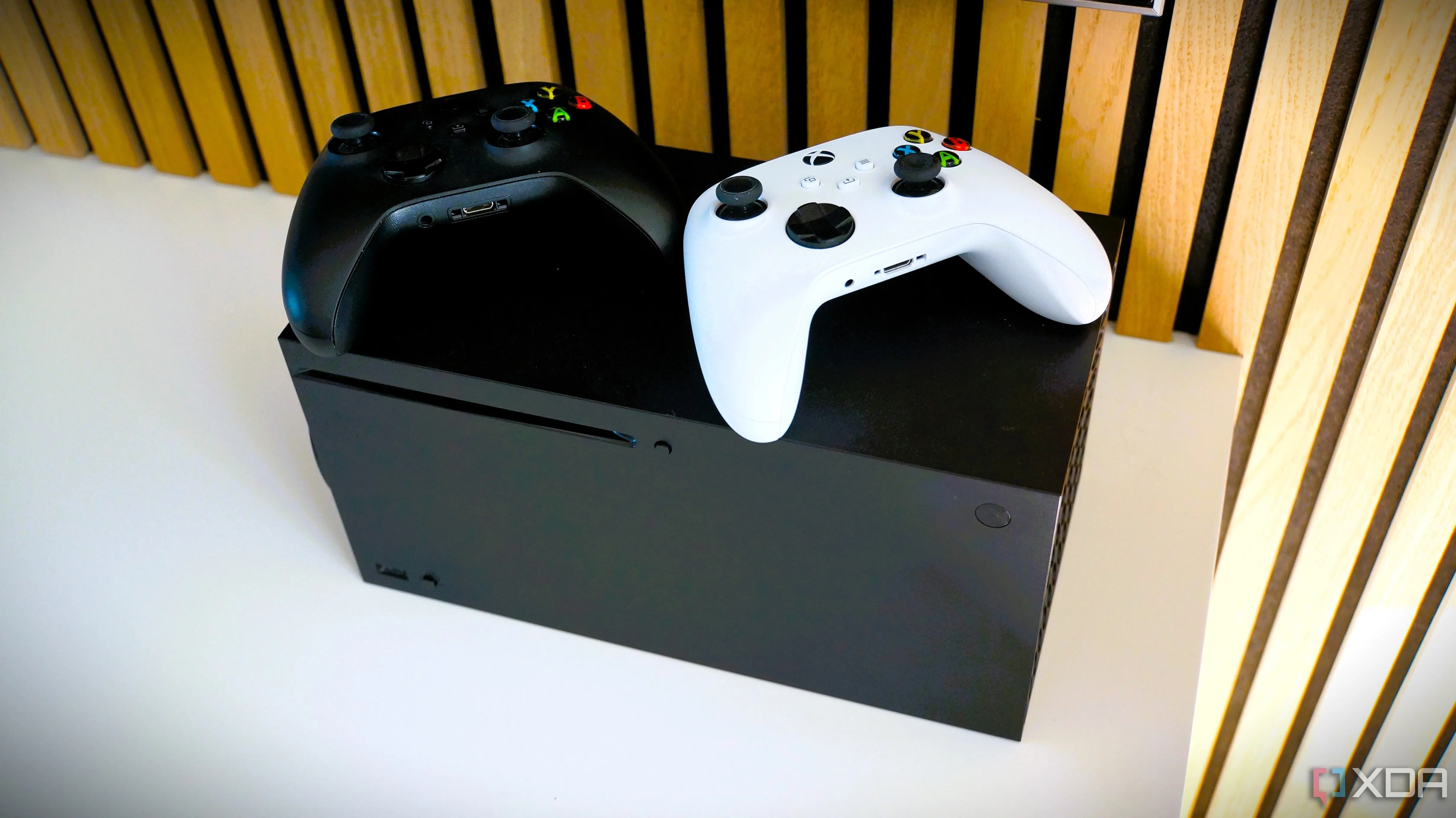 Máy chơi game Xbox Series X kèm bộ điều khiển đen và trắng