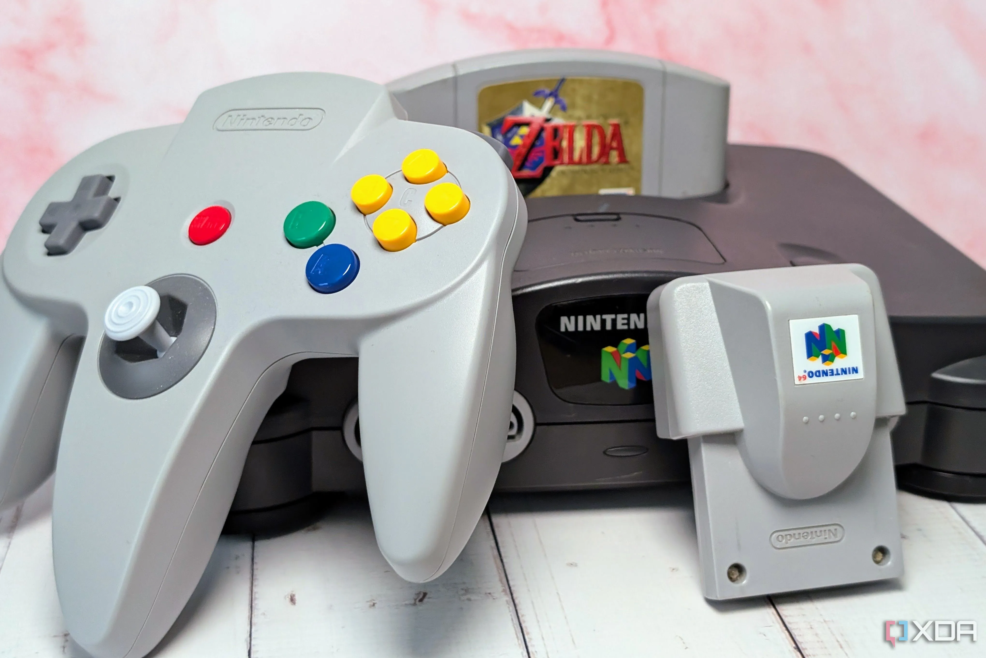 Máy console Nintendo 64 với tay cầm, Rumble Pak và băng game Ocarina of Time