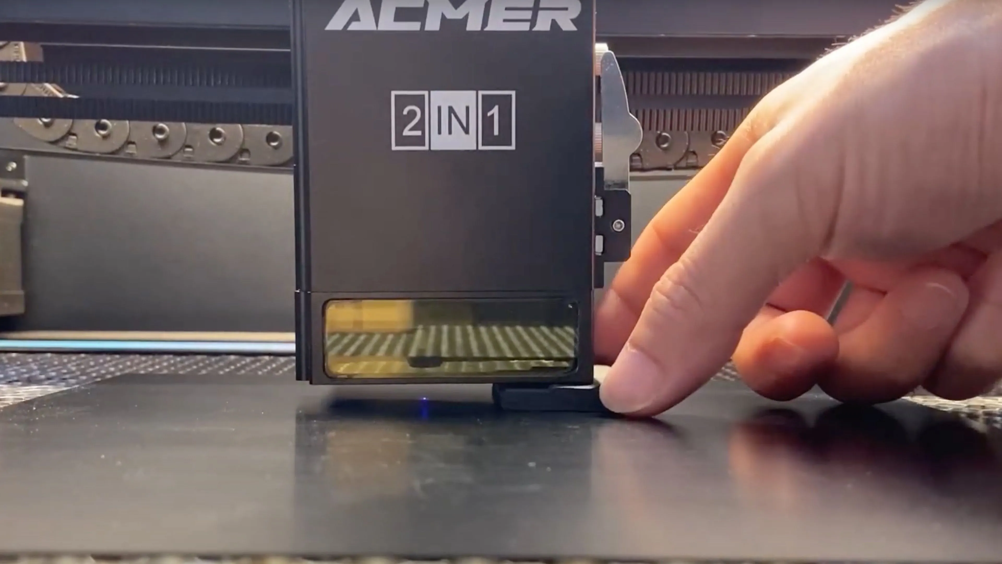 Máy khắc laser Acmer Focus đang hoạt động, thể hiện khả năng kết nối và điều khiển từ LightBurn