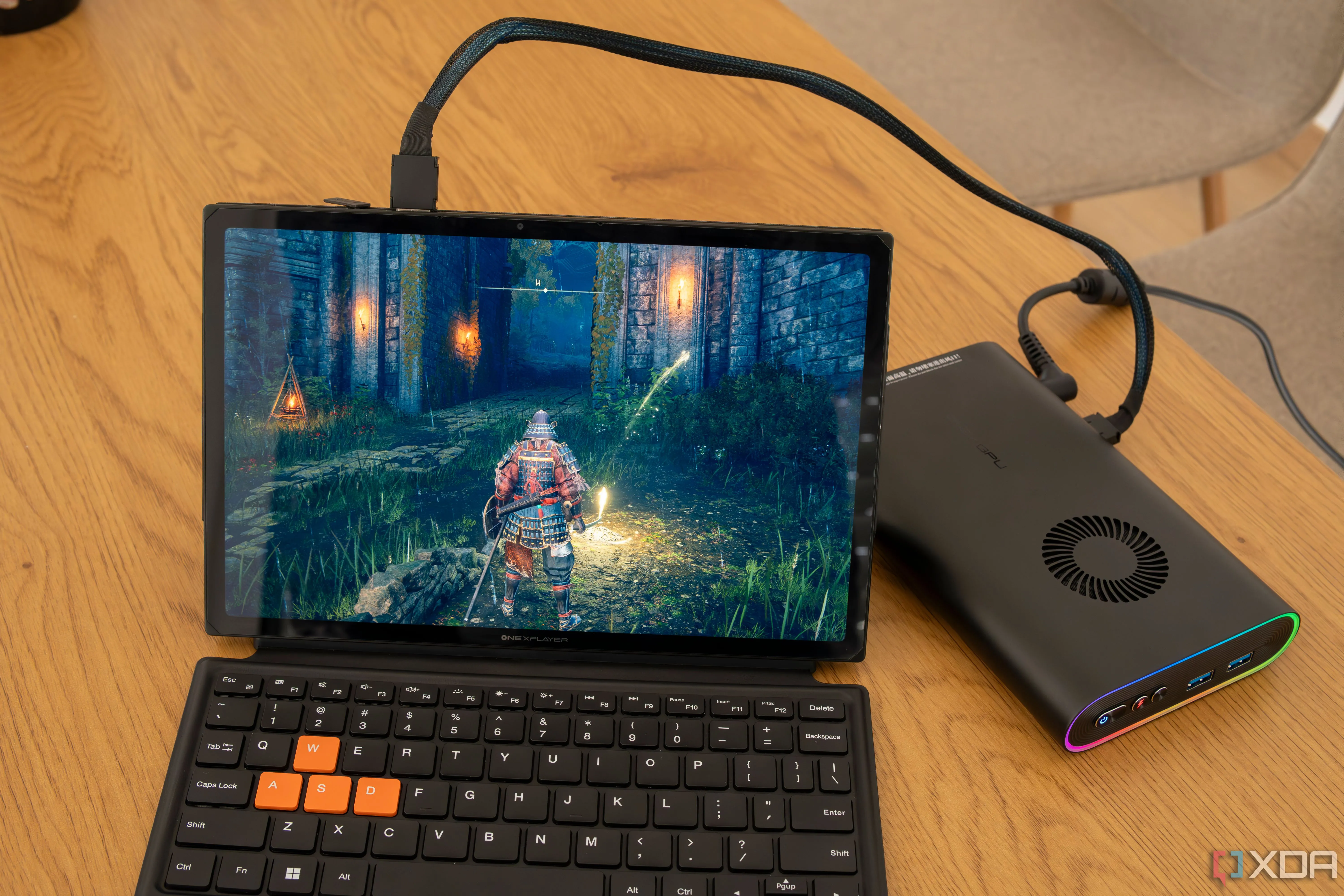 Máy tính bảng One Xplayer X1 đang chơi game Elden Ring, được kết nối với card đồ họa rời gắn ngoài (eGPU) thông qua cổng OCuLink, thể hiện khả năng nâng cao trải nghiệm gaming
