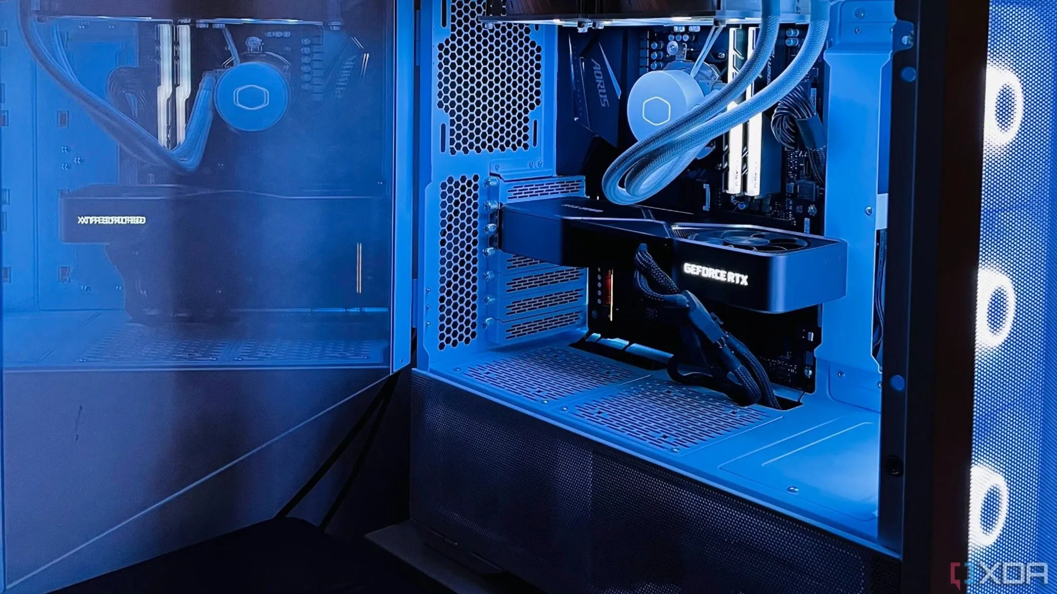 Máy tính gaming mạnh mẽ với card đồ họa RTX 3080 và CPU Ryzen 7 5700X