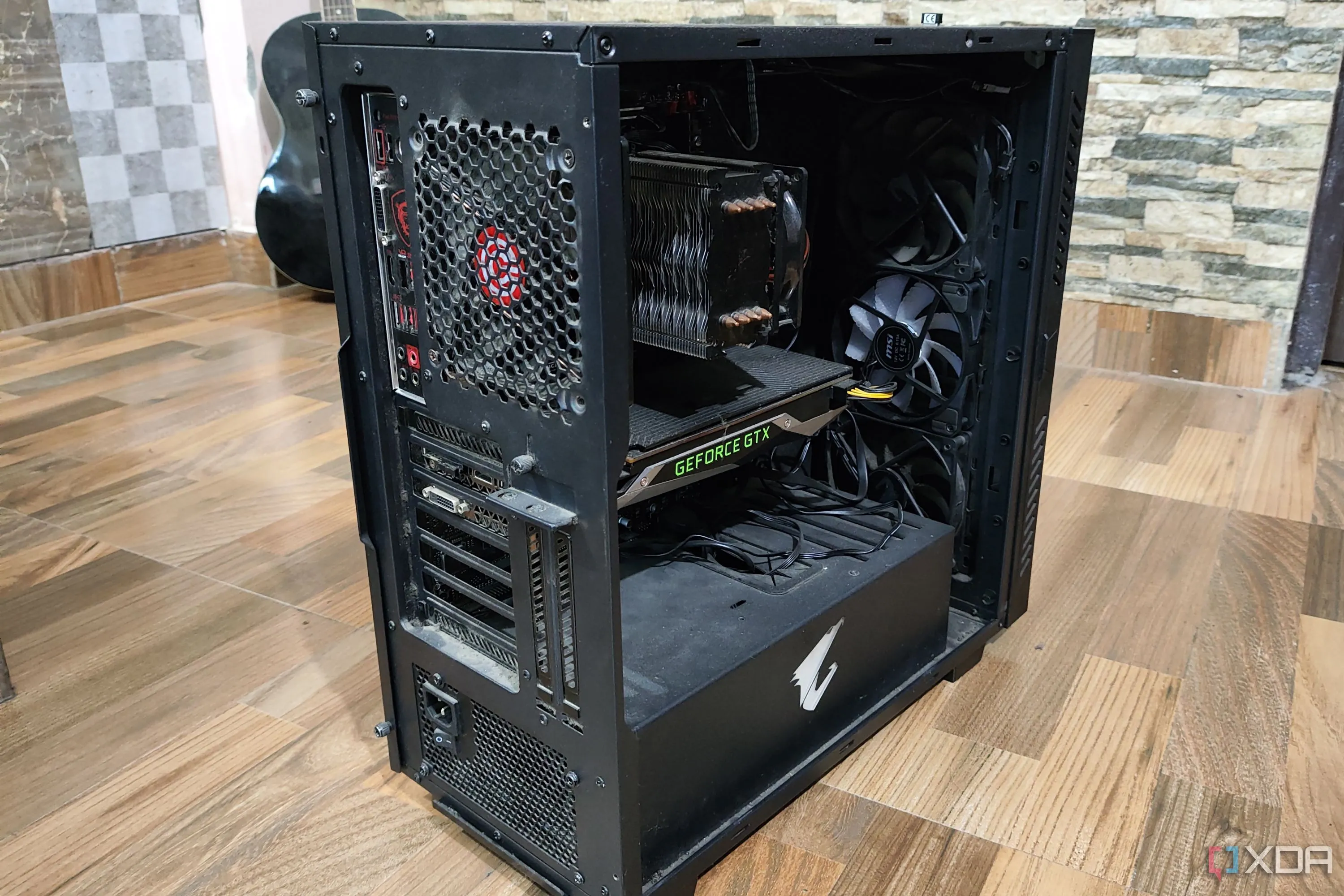 Máy tính Gigabyte Aorus ACW300 bên trong có CPU Ryzen 5 1600 và card đồ họa GTX 1080