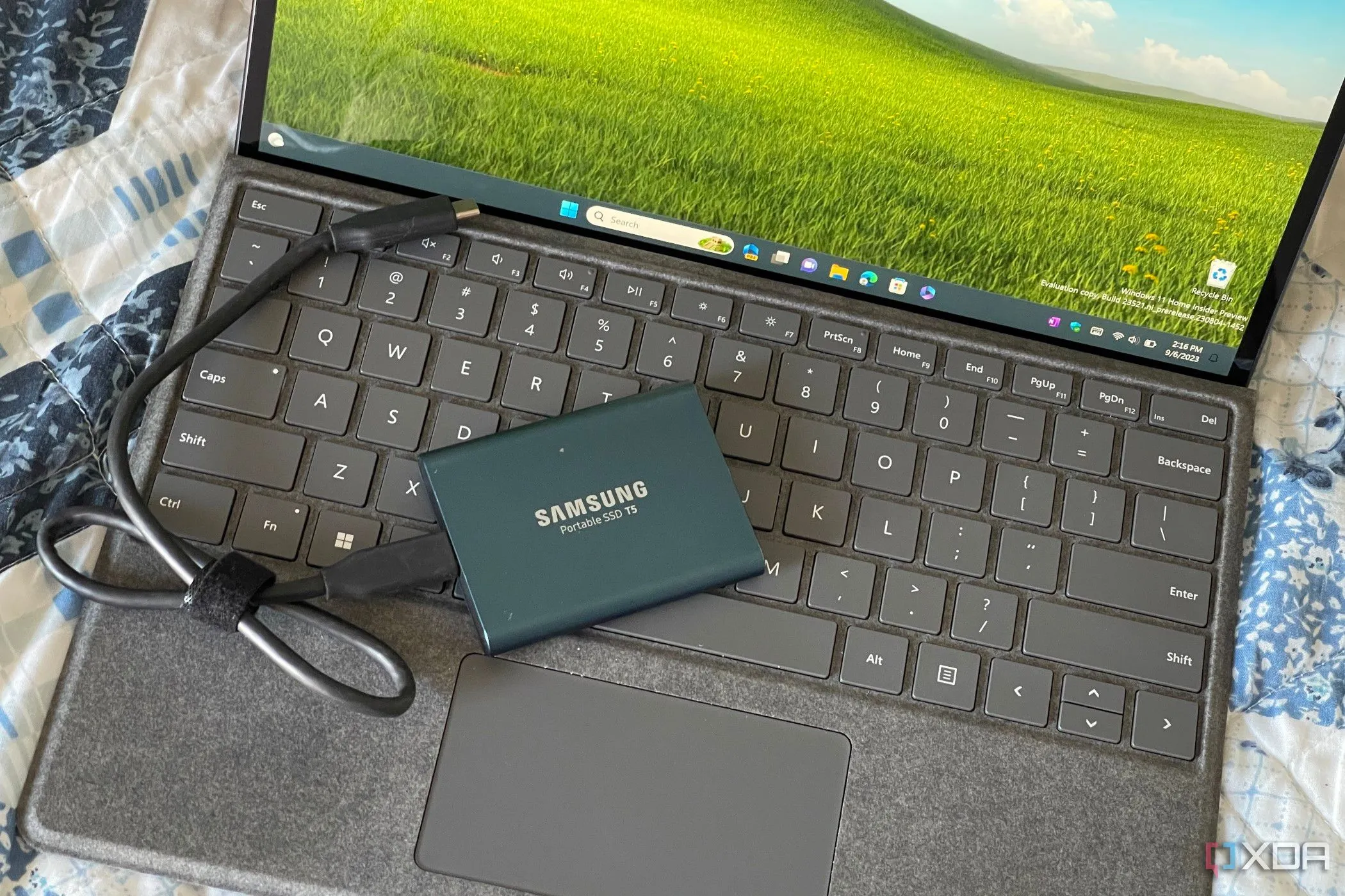 Máy tính Surface Pro 8 kèm theo ổ SSD gắn ngoài dùng để sao lưu dữ liệu quan trọng