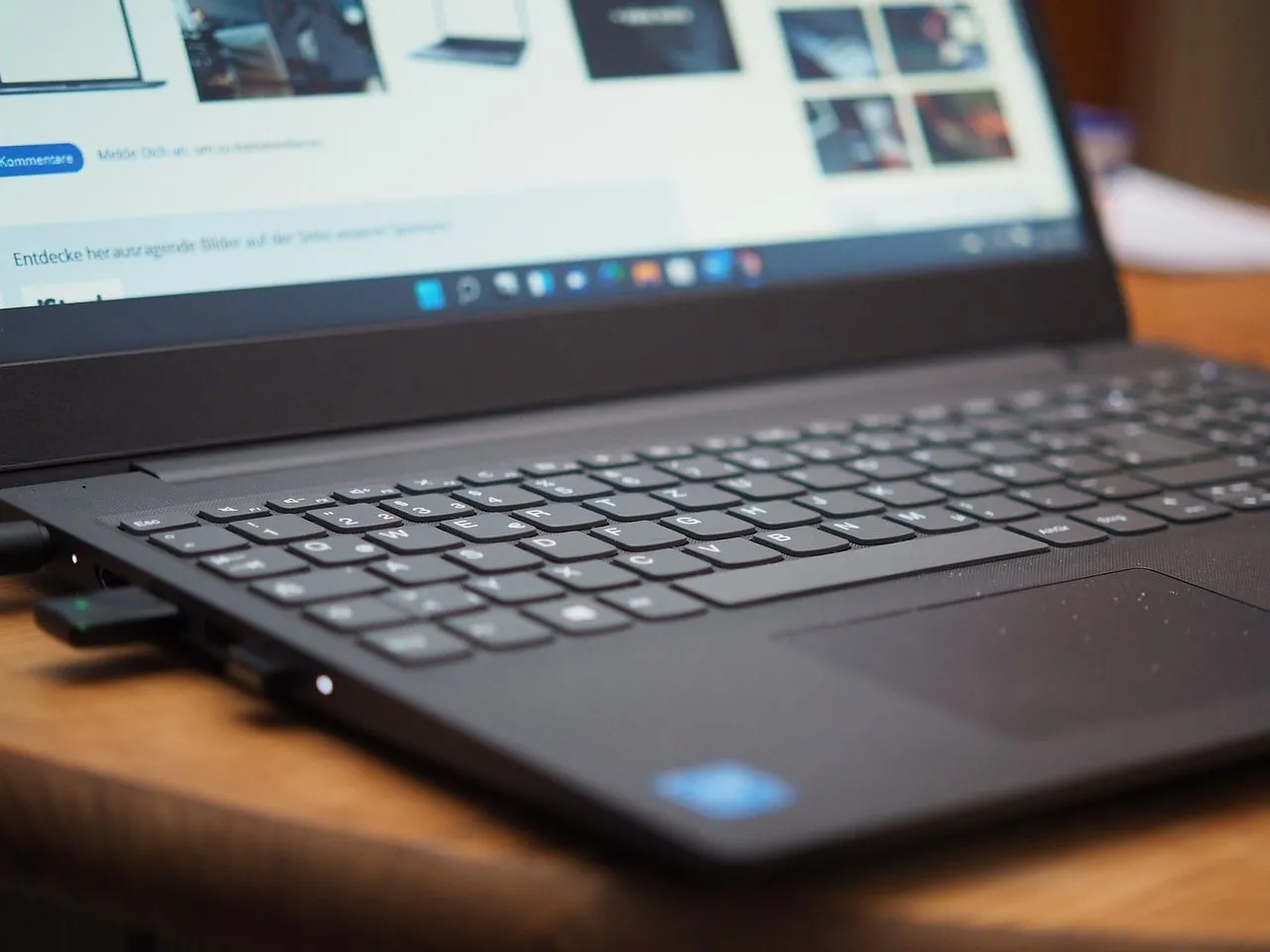 Máy tính xách tay đang chạy hệ điều hành Windows 11 với giao diện làm việc