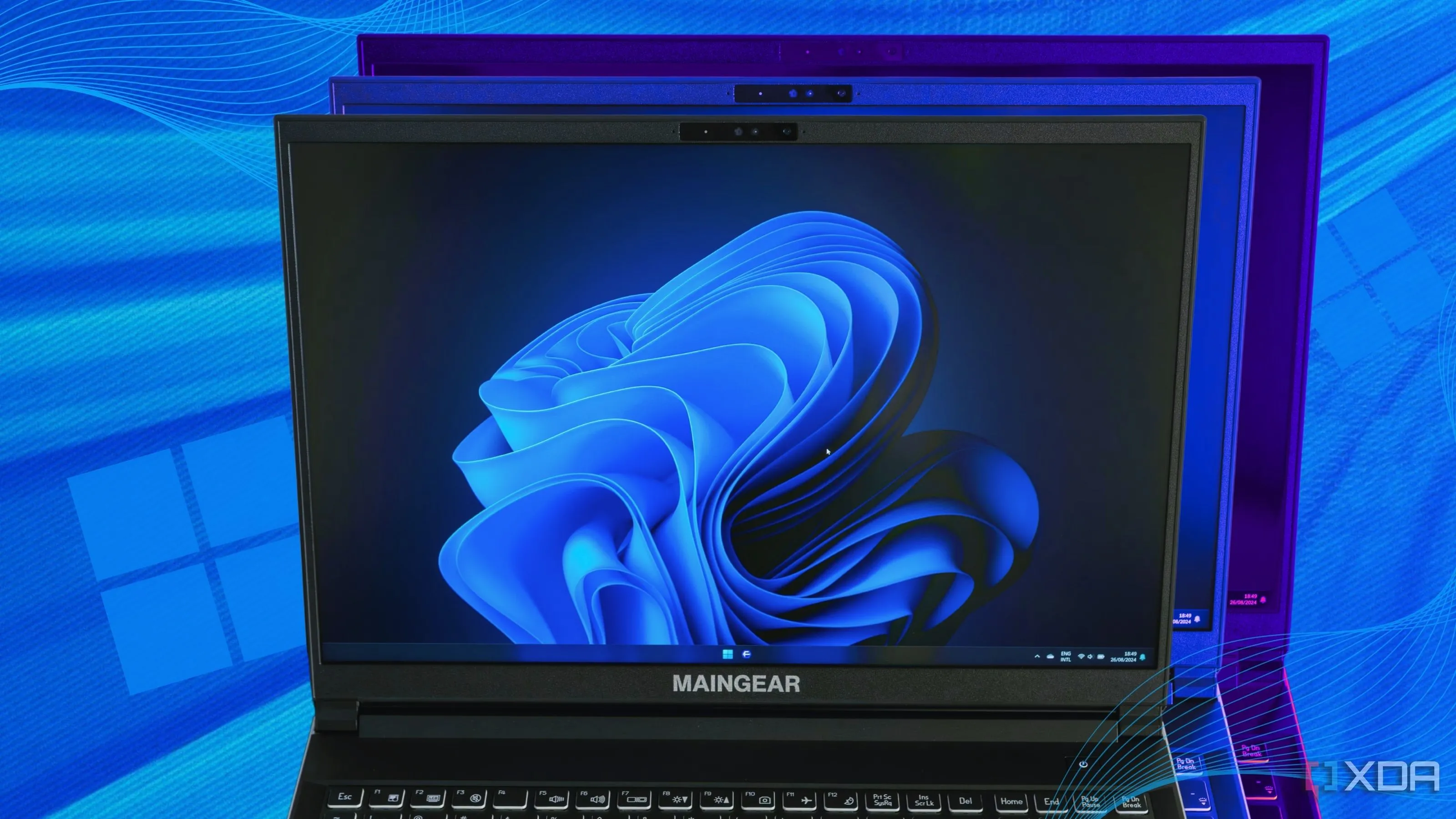 Máy tính xách tay hiển thị logo Windows 11 trên nền xanh