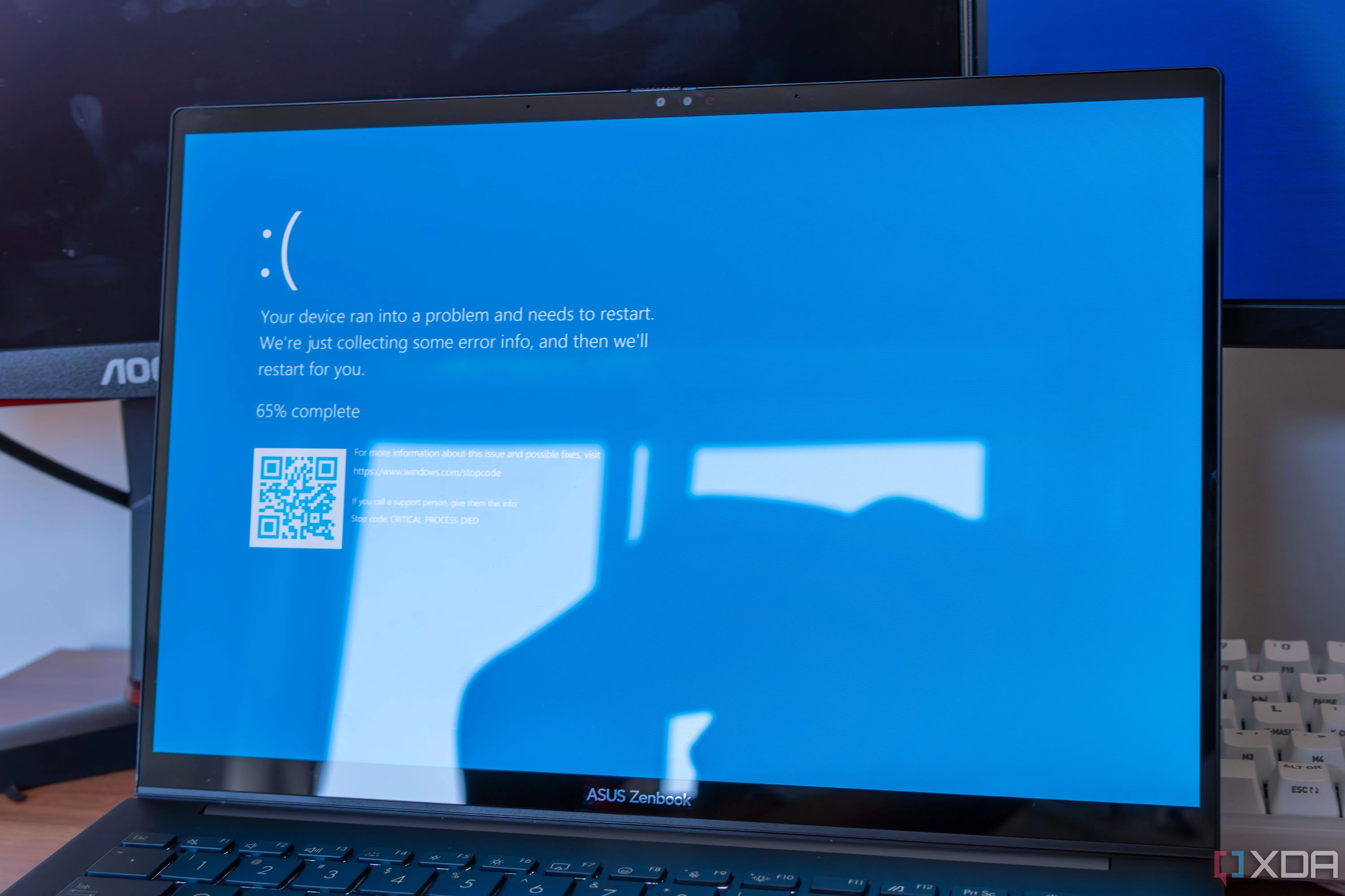 Máy tính xách tay hiển thị lỗi màn hình xanh chết chóc (BSOD) trên Windows, minh họa sự không ổn định của hệ thống tập tin không chính thức.