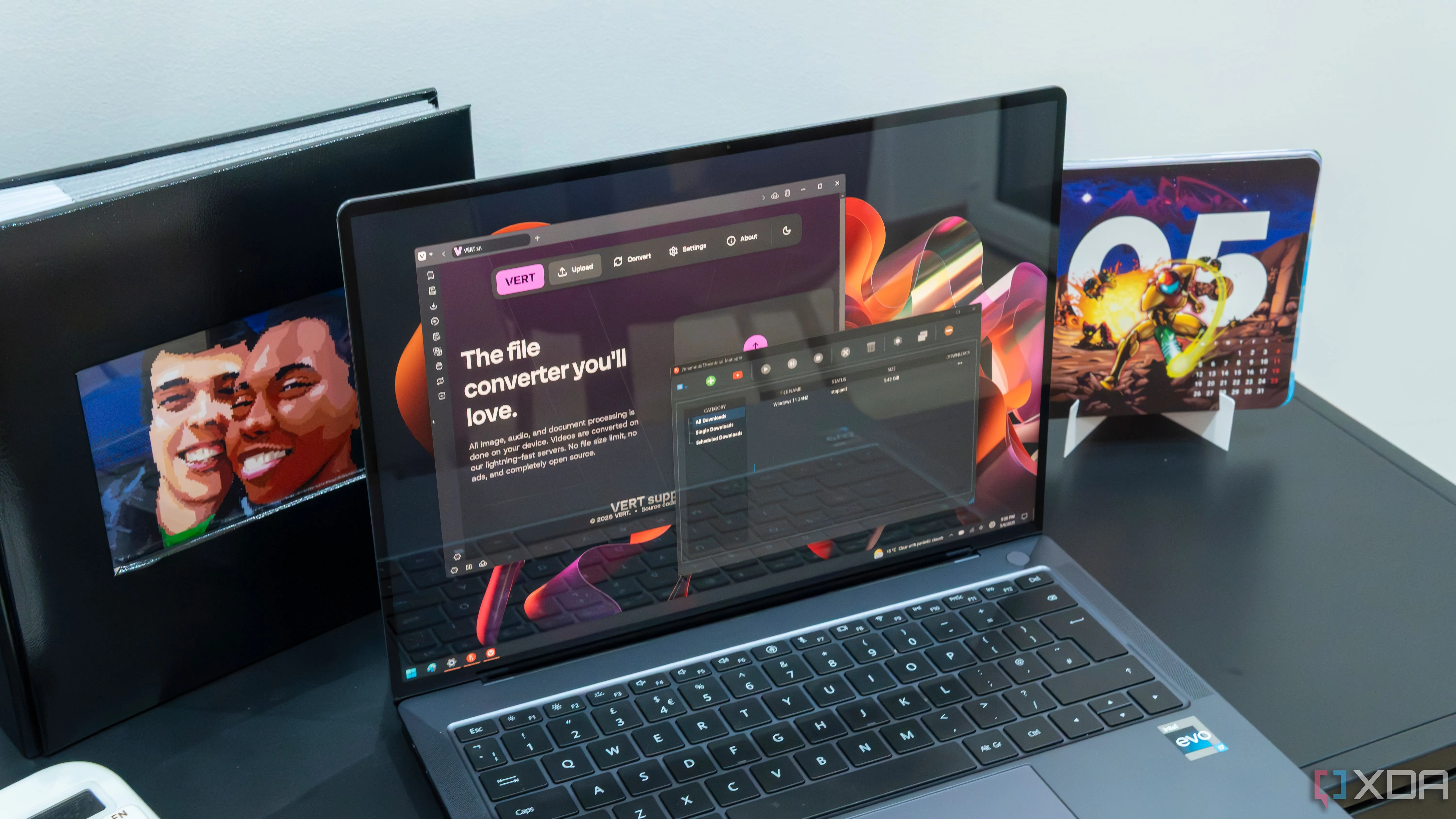 máy tính xách tay windows 11 đang chạy persepolis và hiển thị vert trong cửa sổ trình duyệt