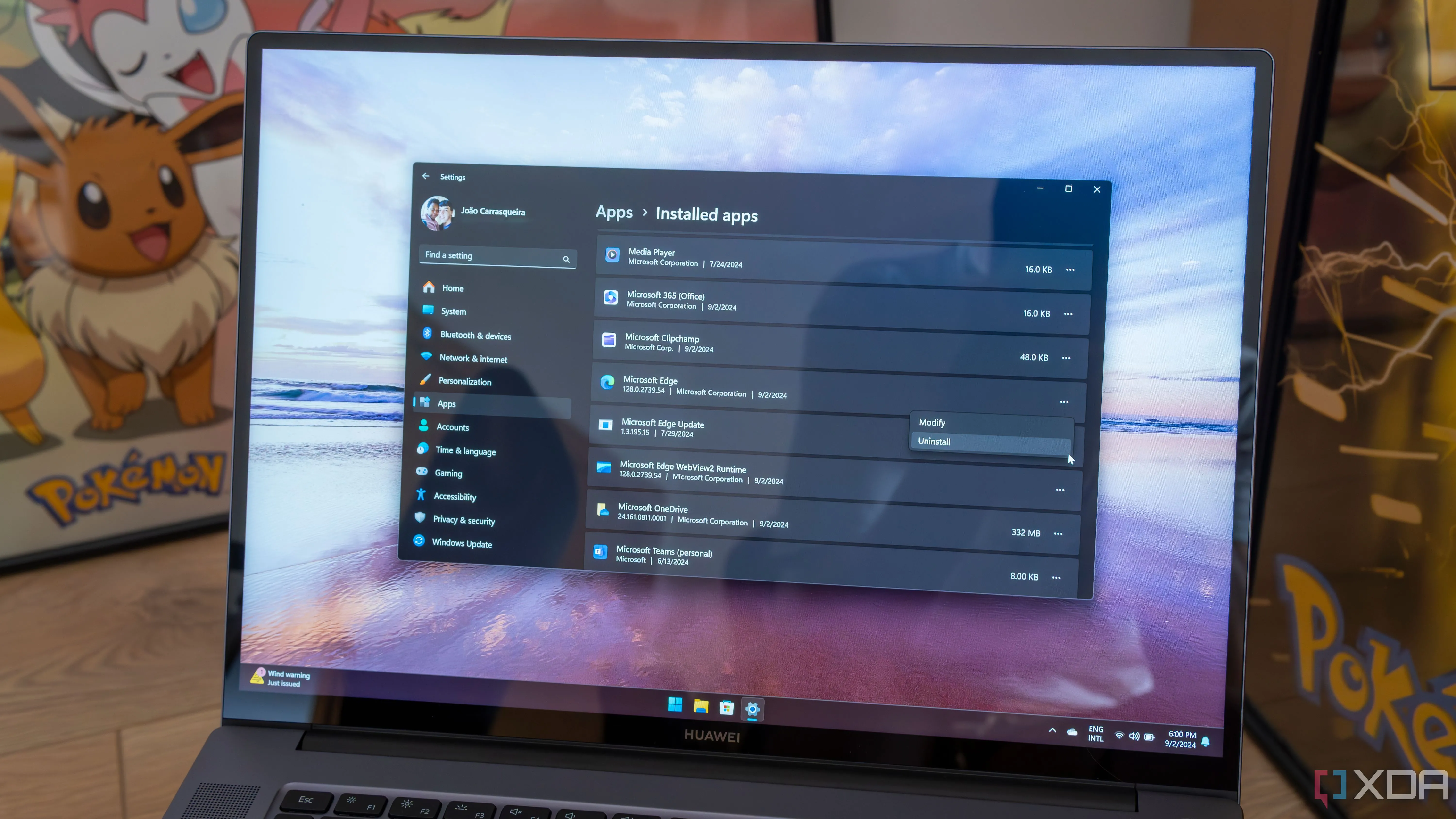Máy tính xách tay Windows 11 hiển thị tùy chọn gỡ cài đặt trình duyệt Microsoft Edge, minh họa sự thay đổi trong chính sách của Microsoft.
