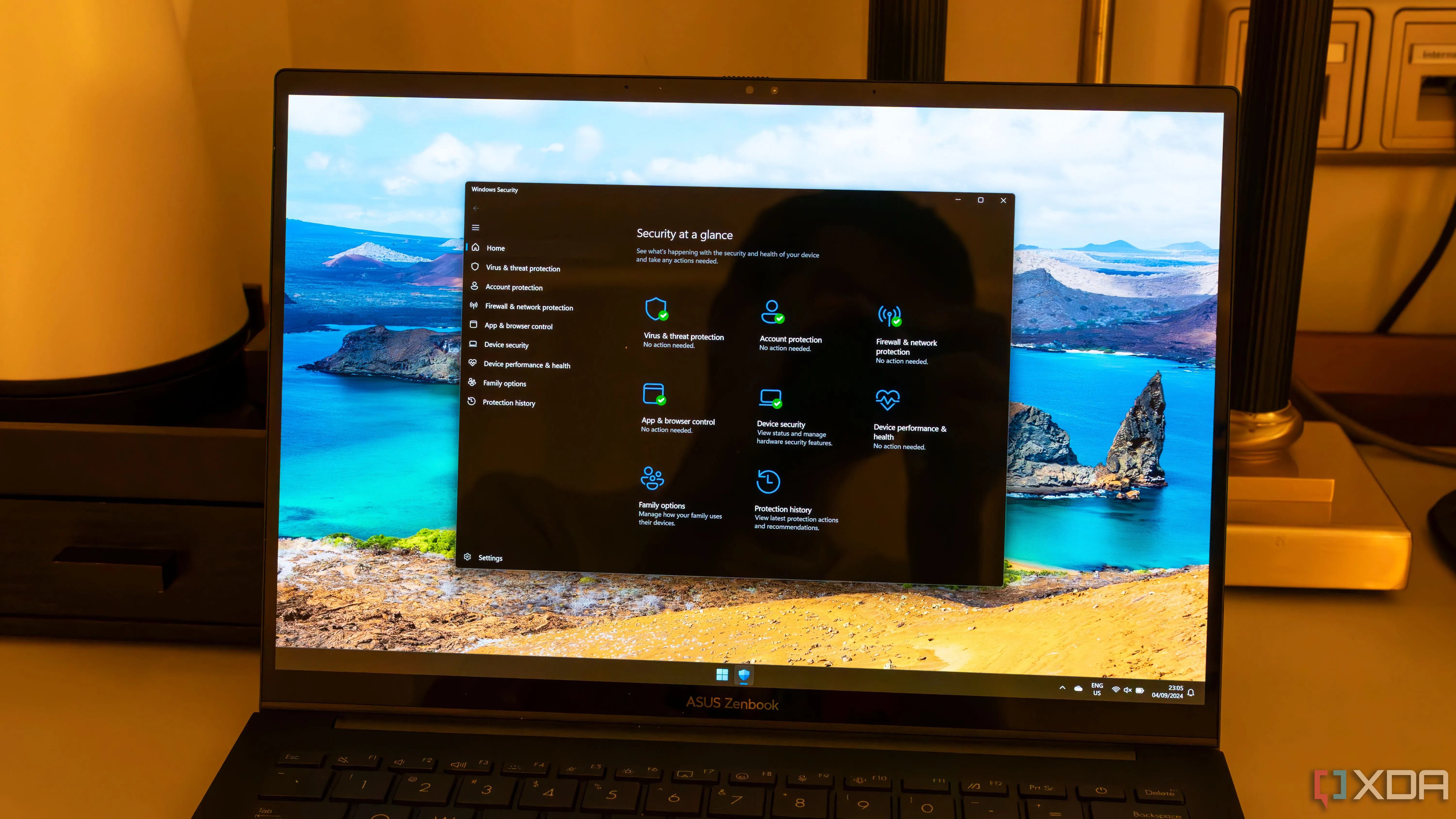 Máy tính xách tay Windows 11 hiển thị ứng dụng Windows Security với các tính năng bảo vệ PC