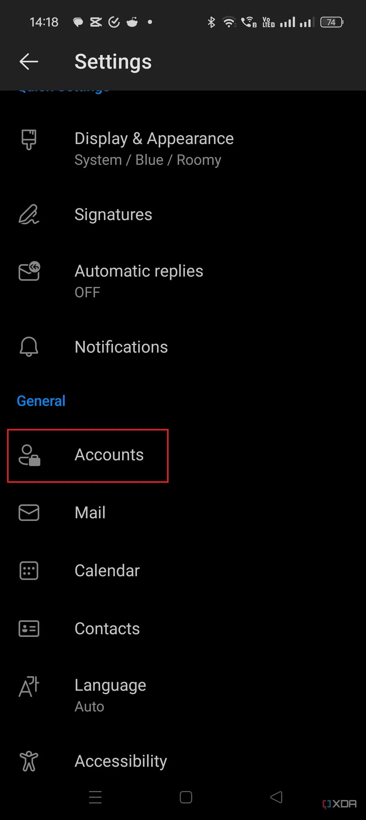 Menu cài đặt trong ứng dụng Outlook di động với tùy chọn Tài khoản được đánh dấu
