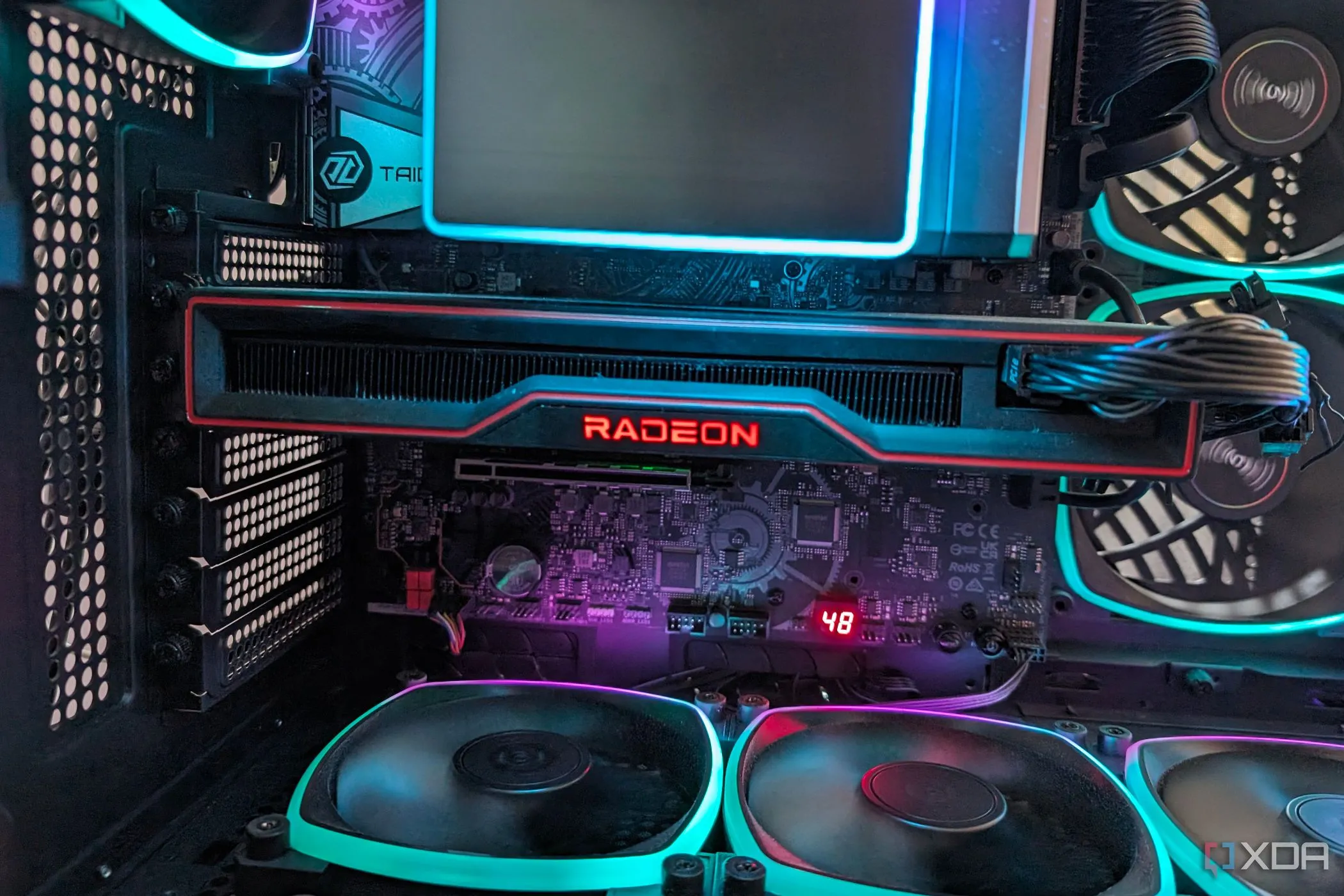 Minh họa card đồ họa AMD Radeon RX 6800 trong bộ PC với ánh sáng RGB, đại diện cho sức mạnh của GPU AMD.