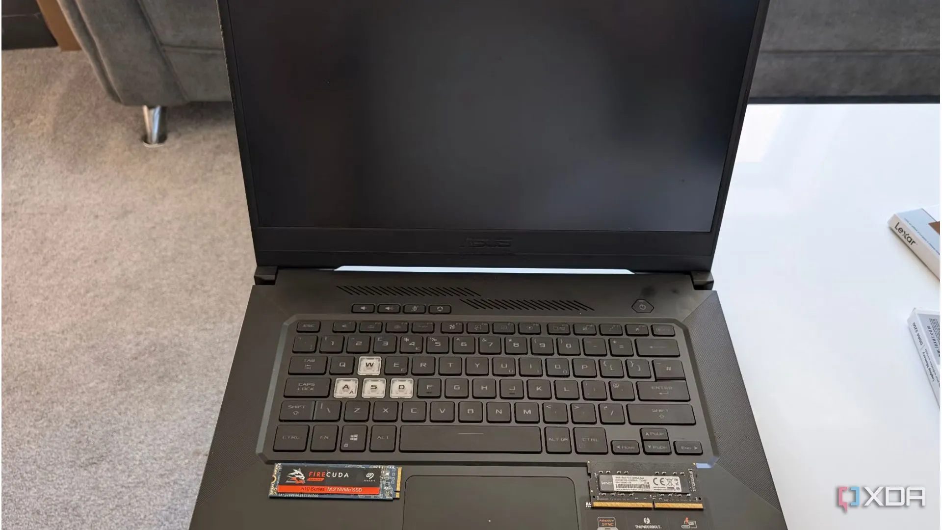 Minh họa laptop ASUS đang được nâng cấp với RAM và ổ cứng NVMe