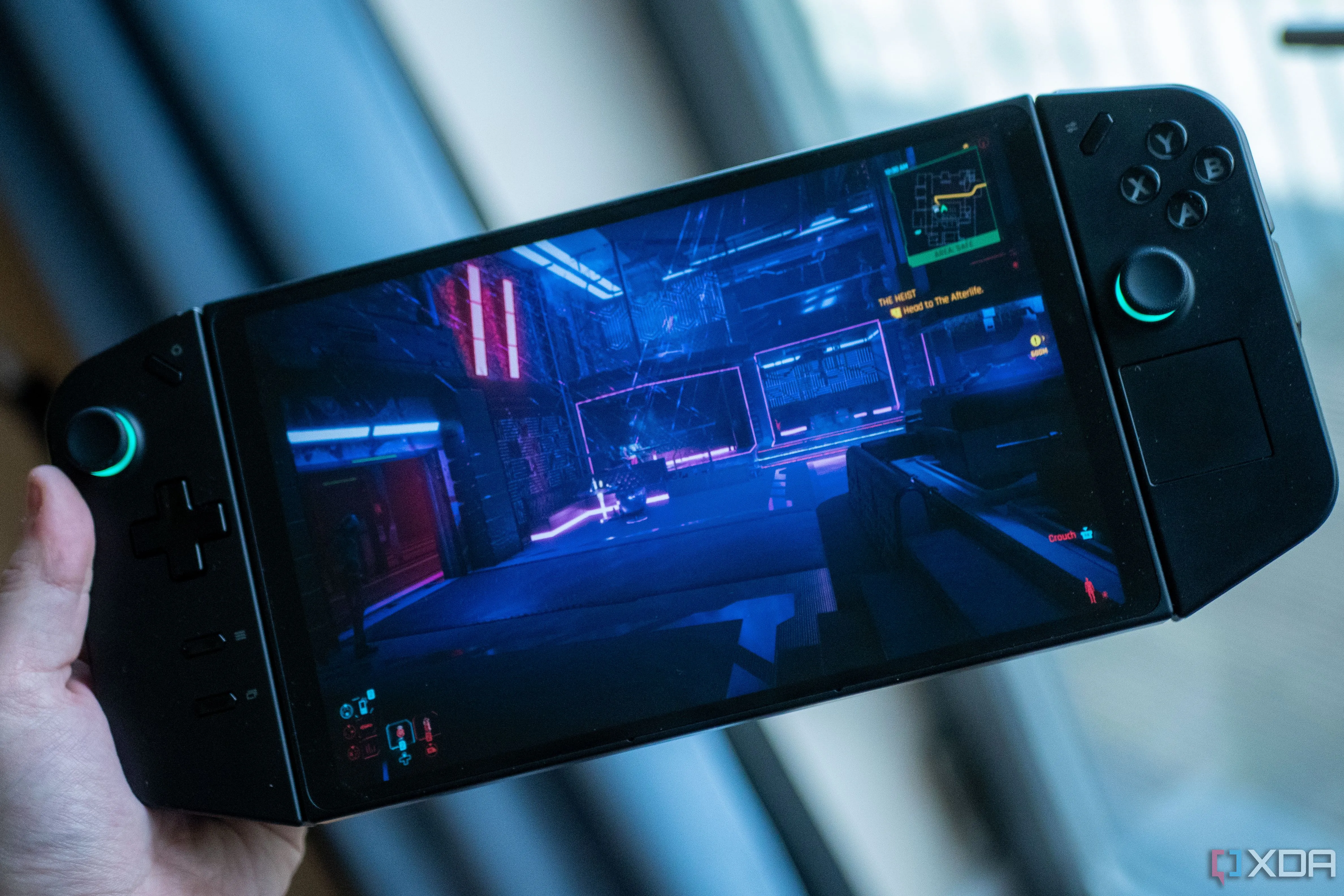 Minh họa người dùng đang trải nghiệm game Cyberpunk 2077 trên thiết bị cầm tay Lenovo Legion Go.