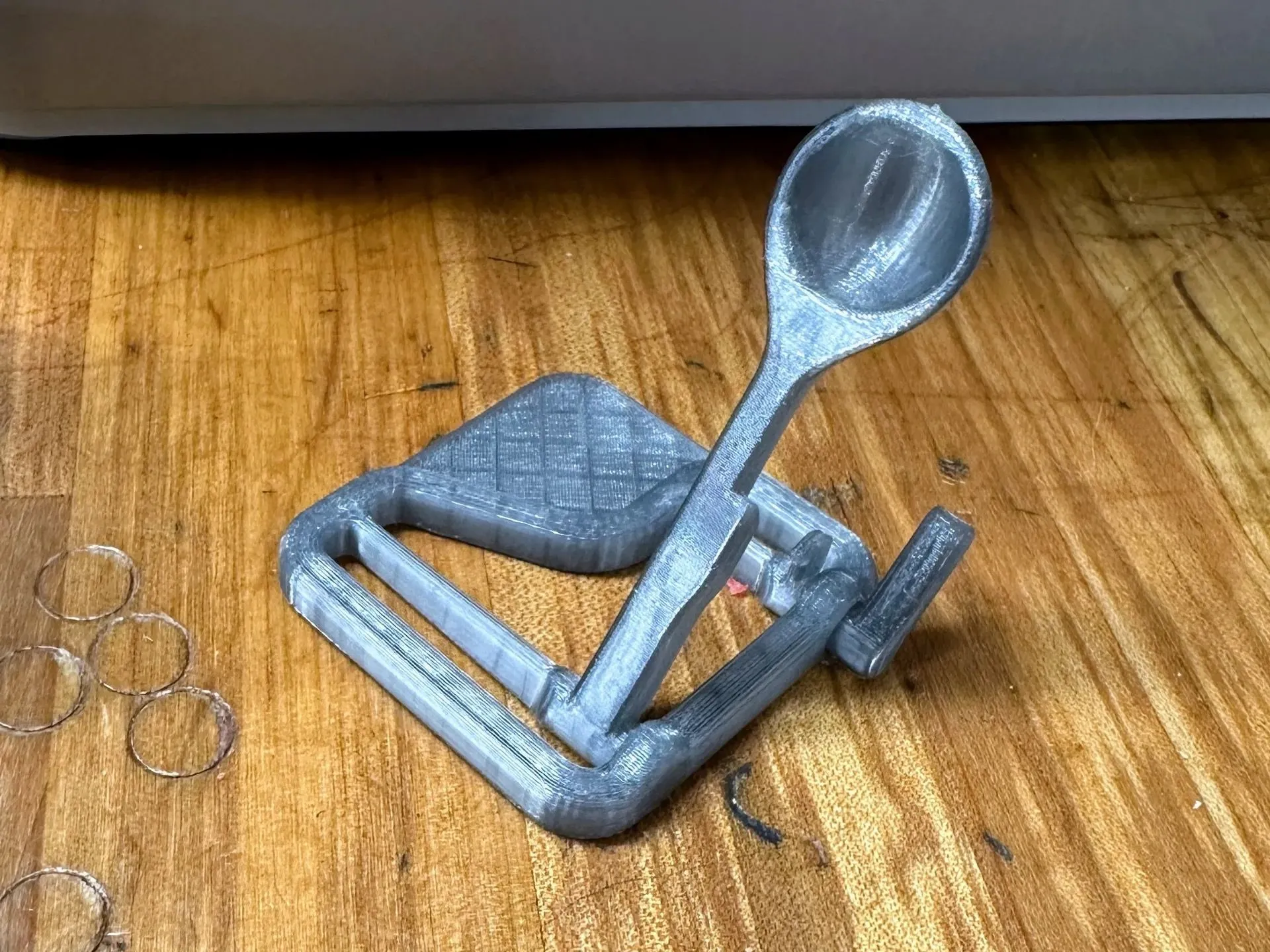 Mô hình máy bắn đá mini in 3D đặt trên bàn làm việc, sẵn sàng phóng những vật thể nhỏ để giải trí