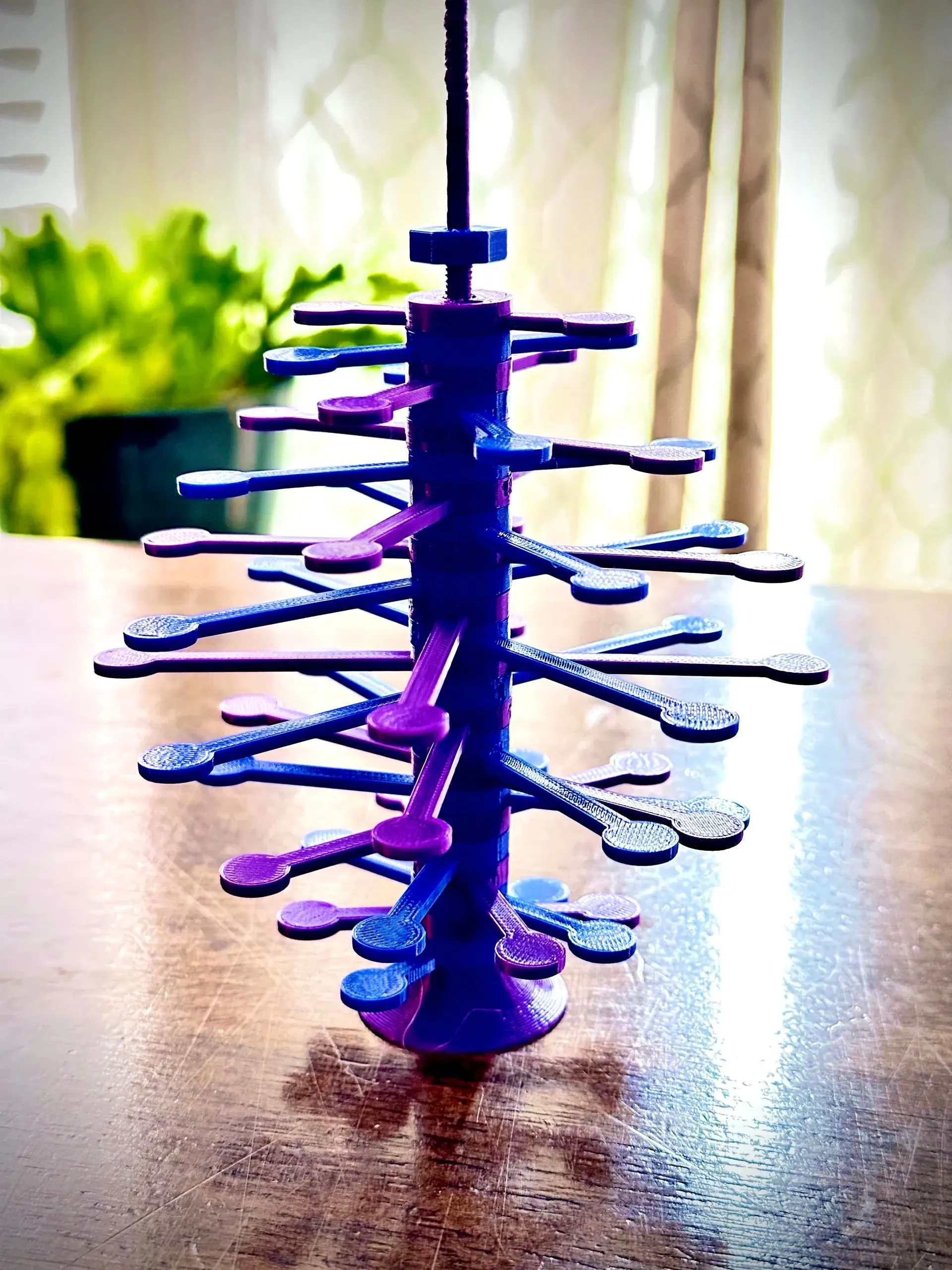 Mô hình vật lý chuyển động xoắn ốc in 3D, tạo ảo giác chuyển động vĩnh cửu đầy mê hoặc trên bàn làm việc