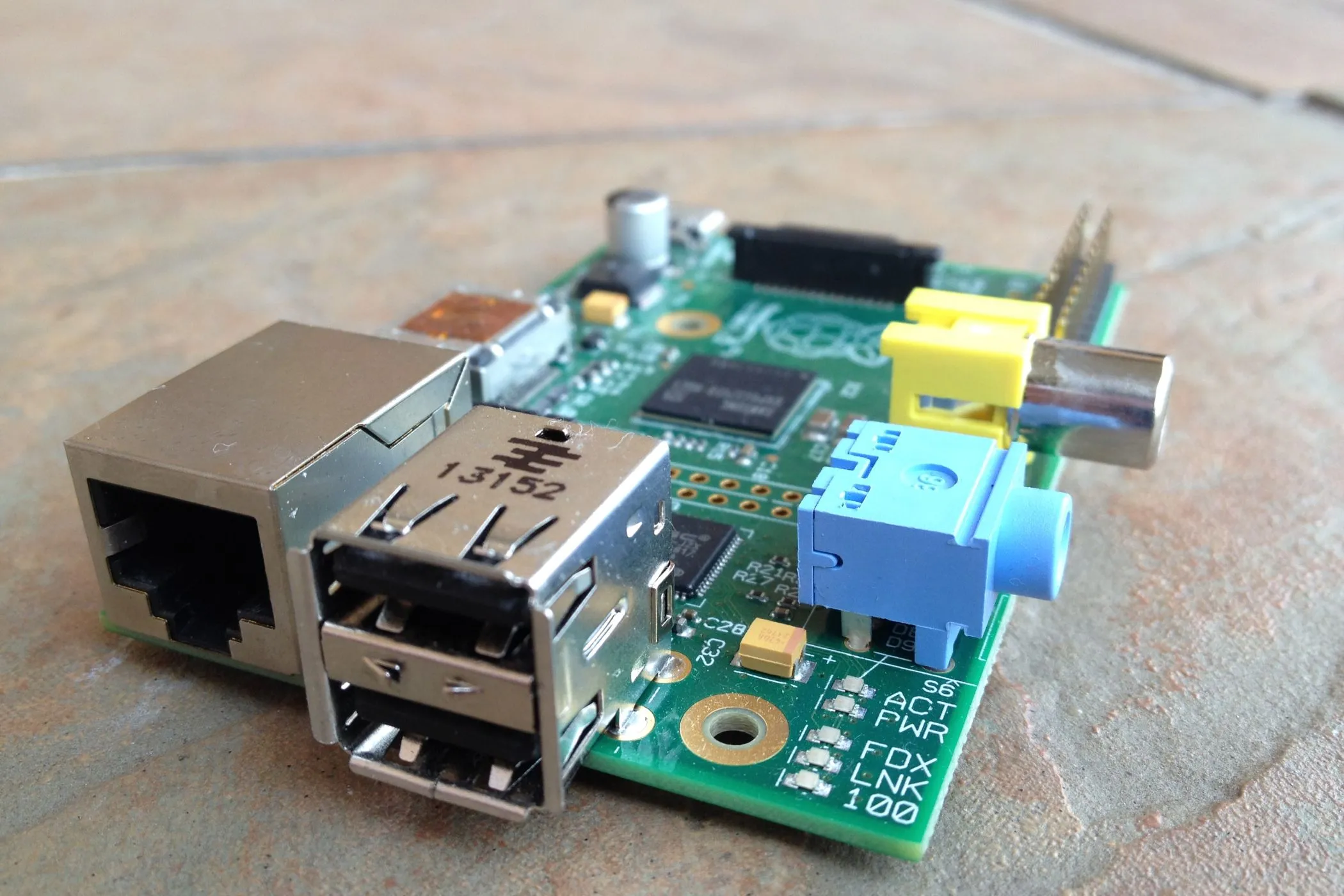 Một bo mạch Raspberry Pi Model B đang chạy Vaultwarden làm máy chủ quản lý mật khẩu