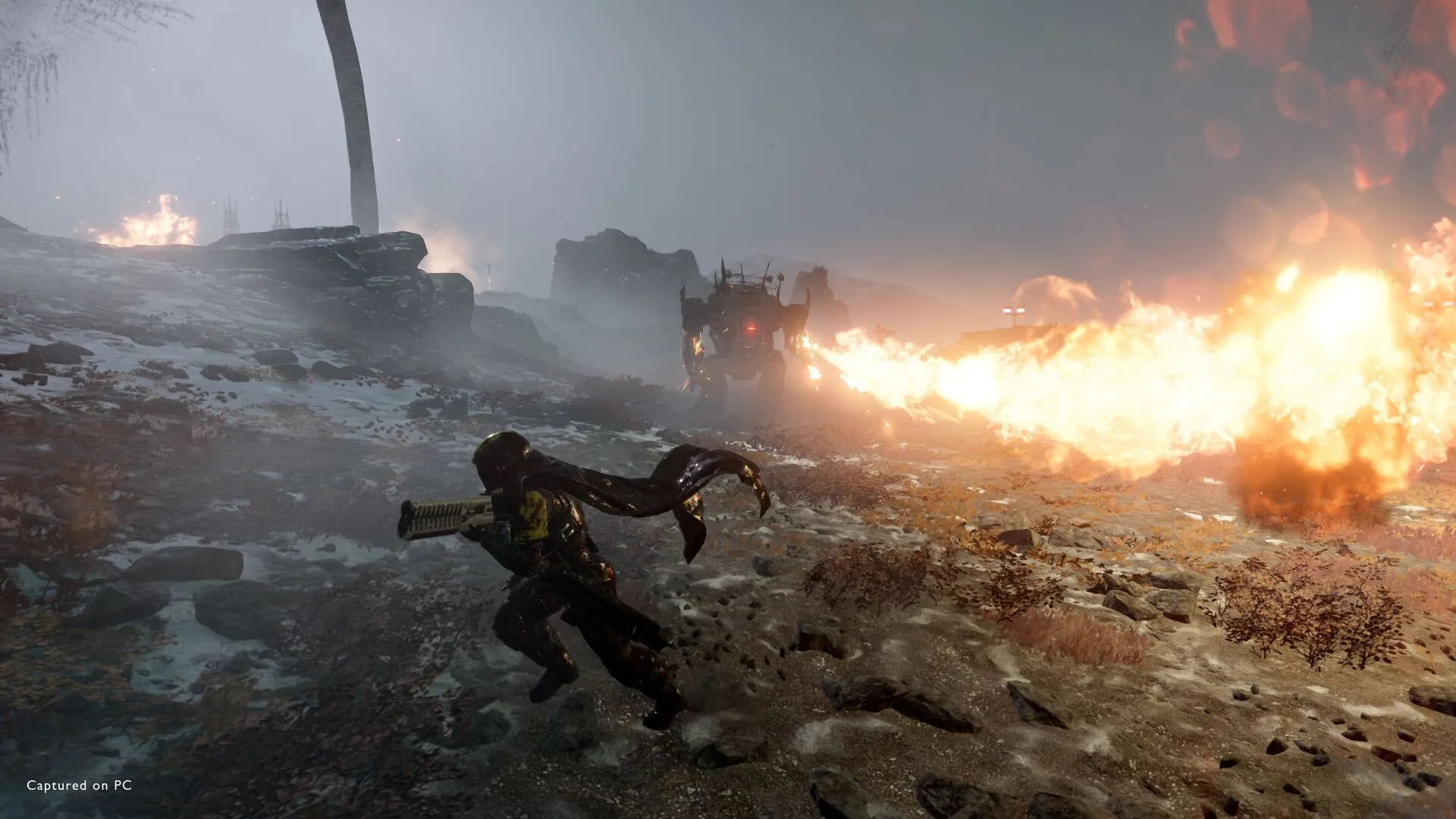 Một bộ mech chiến đấu trong Helldivers 2 đang phun lửa tấn công kẻ thù.