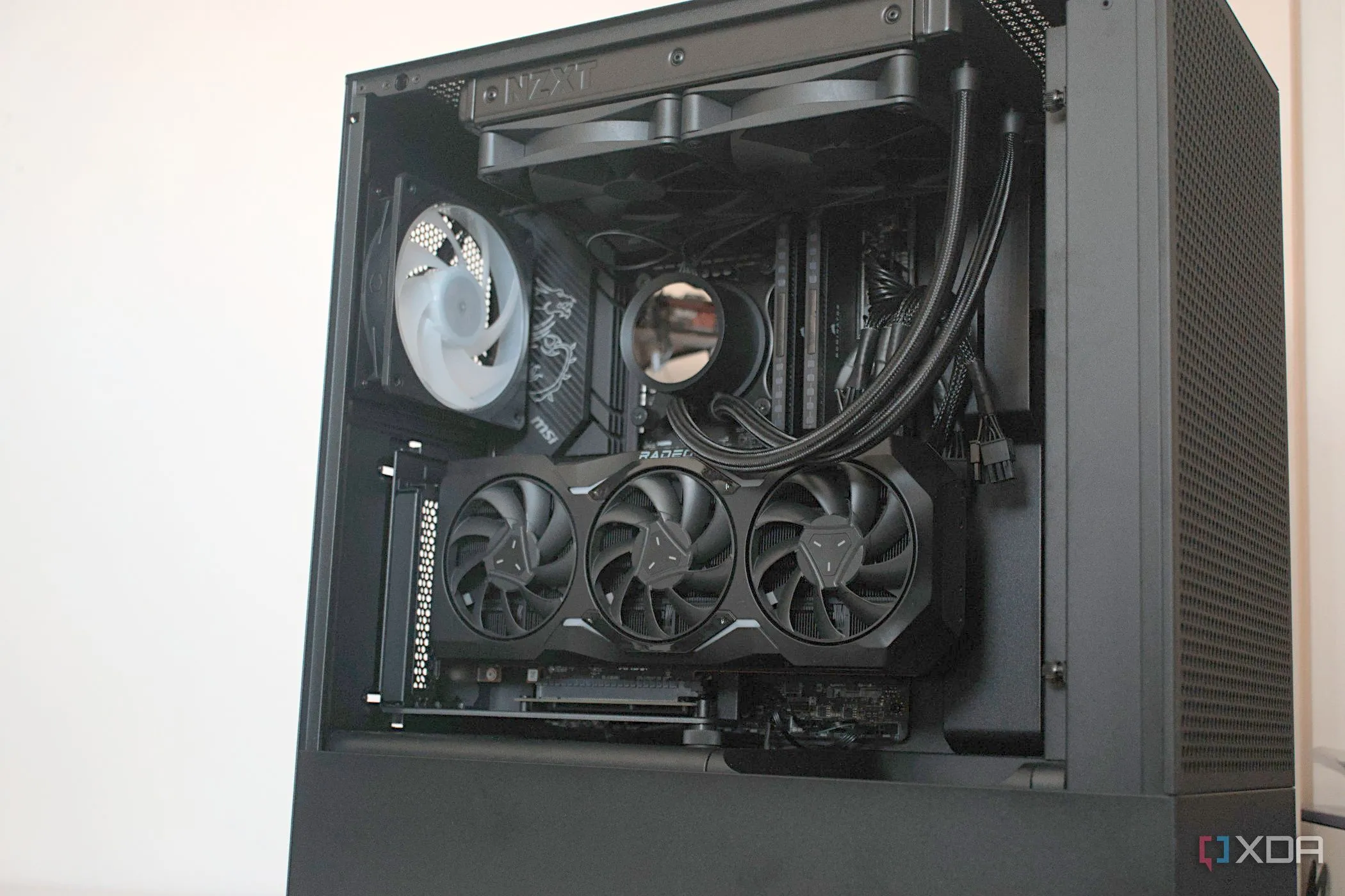 Một bộ PC được xây dựng bên trong vỏ case NZXT H5 Flow RGB, thể hiện sự kết hợp giữa hiệu năng và thẩm mỹ cá nhân