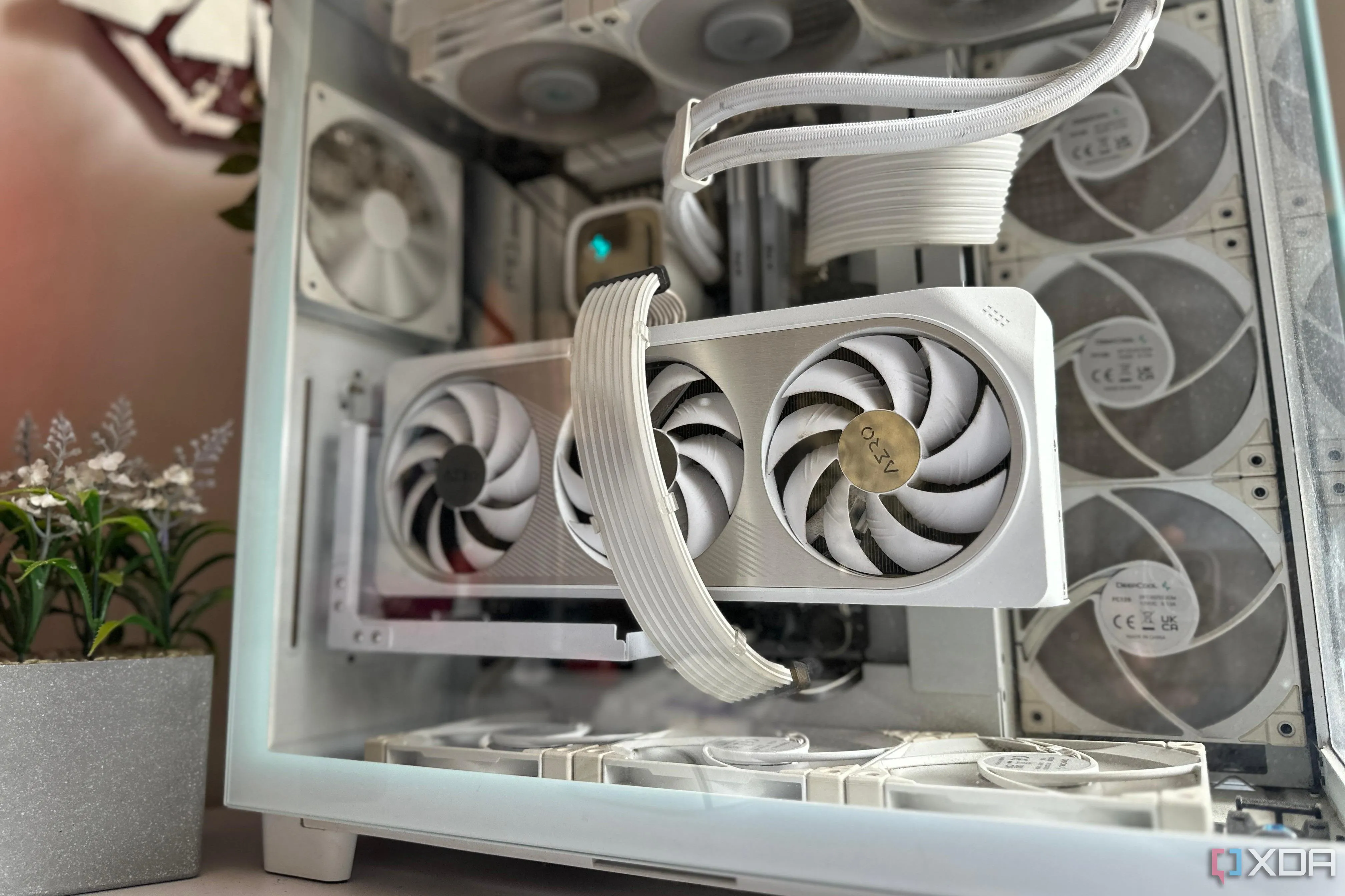 Một bộ PC gaming với tông màu trắng chủ đạo, tập trung vào card đồ họa trắng được lắp dọc