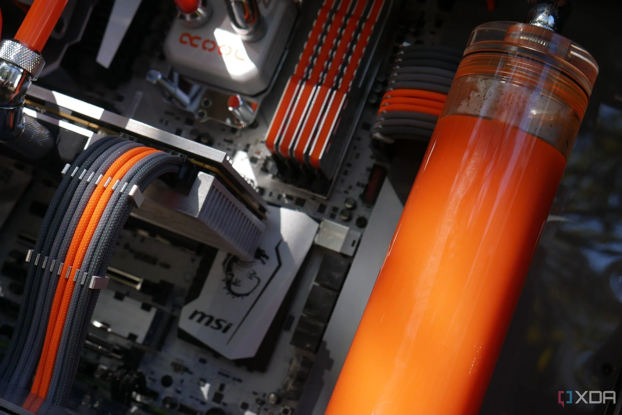 Một bộ PC tản nhiệt nước tùy chỉnh với dây cáp custom, thể hiện sự cá nhân hóa trong modding PC