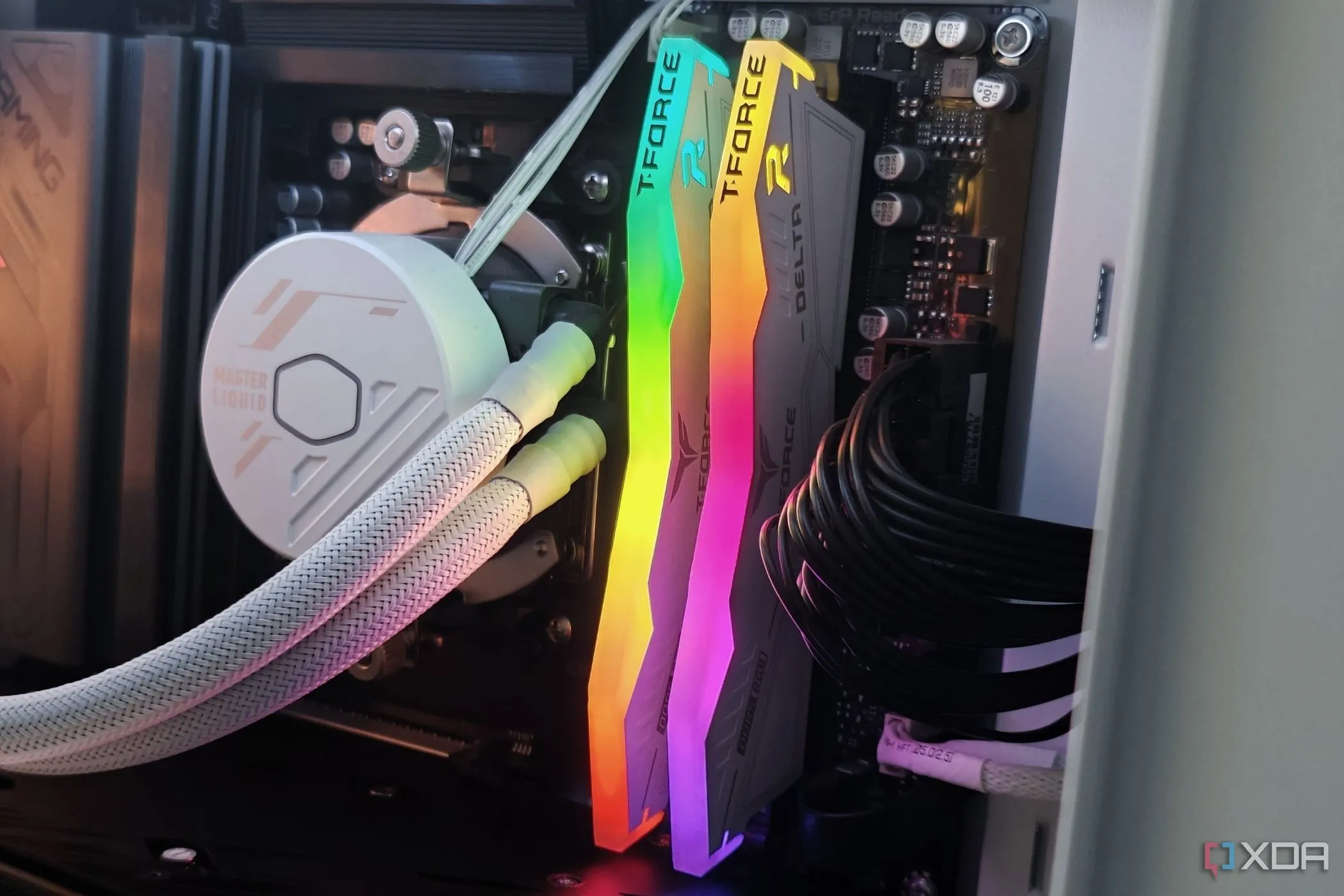 Một bộ tản nhiệt CPU và RAM đang được lắp đặt trên bo mạch chủ