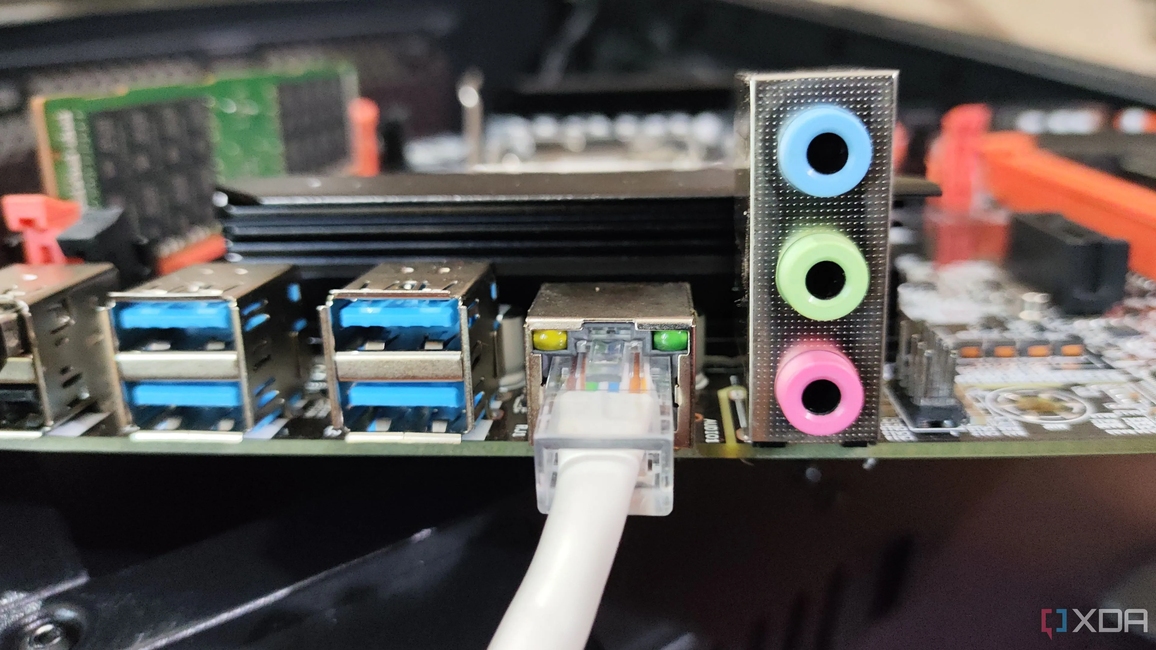 Một cáp Ethernet được cắm vào cổng RJ45, biểu tượng cho kết nối mạng vật lý trong môi trường home lab cần được giám sát