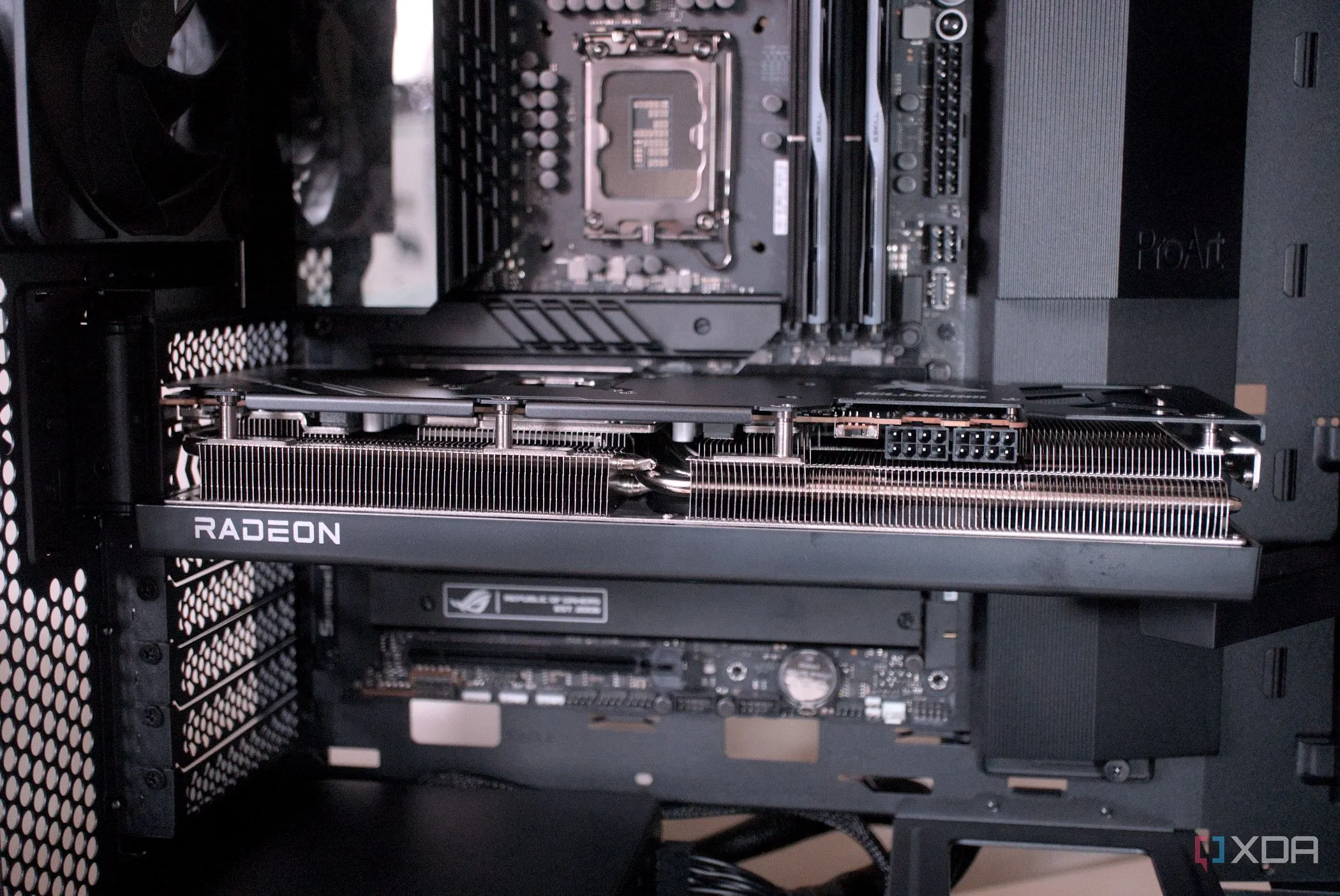Một card đồ họa hiệu suất cao được lắp đặt trong case Asus ProArt PA602, minh họa cho nhu cầu nâng cấp phần cứng để đáp ứng các tác vụ năng suất chuyên nghiệp như chỉnh sửa video hay render 3D.