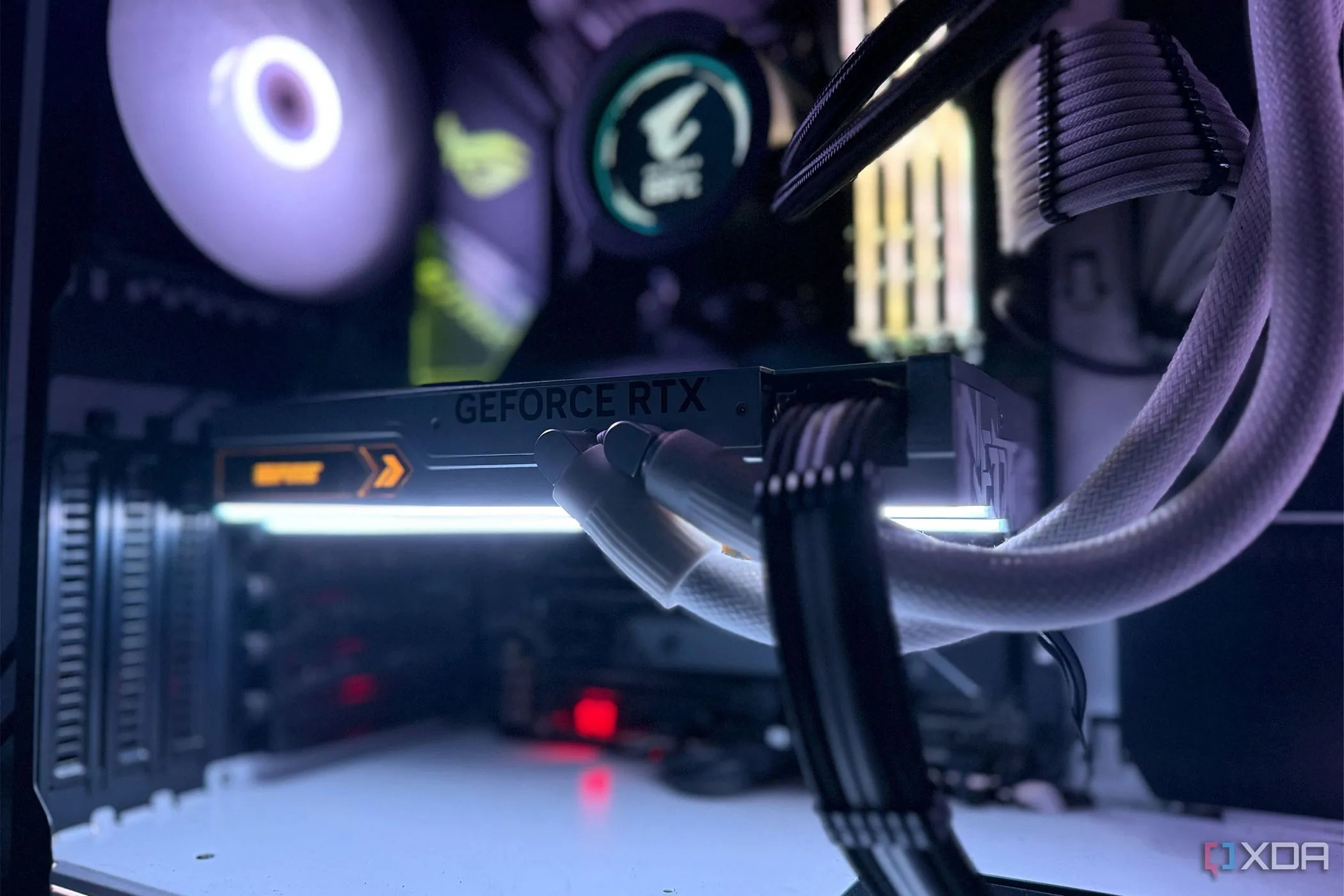 Một card đồ họa NVIDIA GeForce RTX 4090 màu trắng được lắp đặt bên trong PC gaming, cho thấy tầm quan trọng của việc nâng cấp CPU để phát huy tối đa sức mạnh của GPU cao cấp