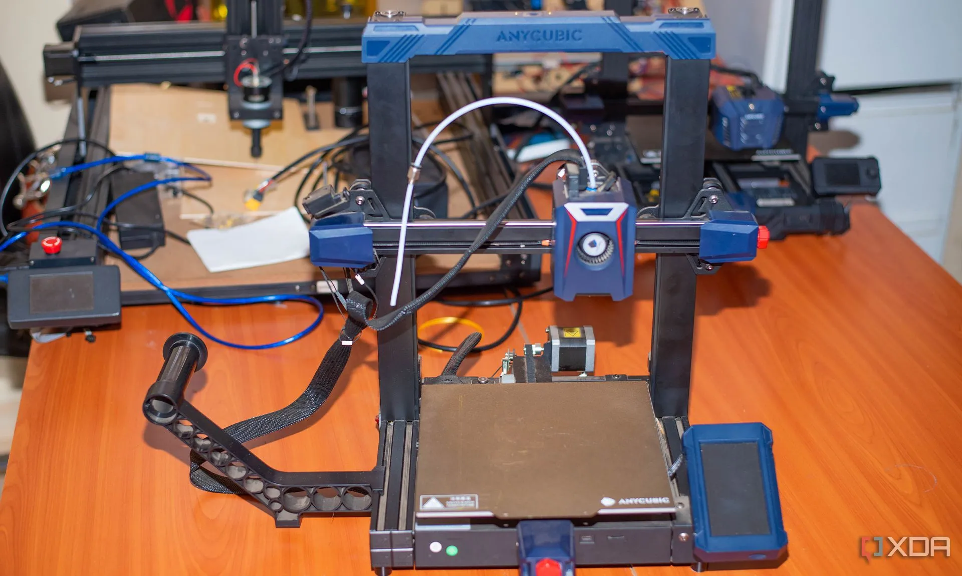 Một chiếc máy in 3D Anycubic đặt trên bàn, thể hiện môi trường hoạt động chung của thiết bị cần được bảo dưỡng định kỳ.