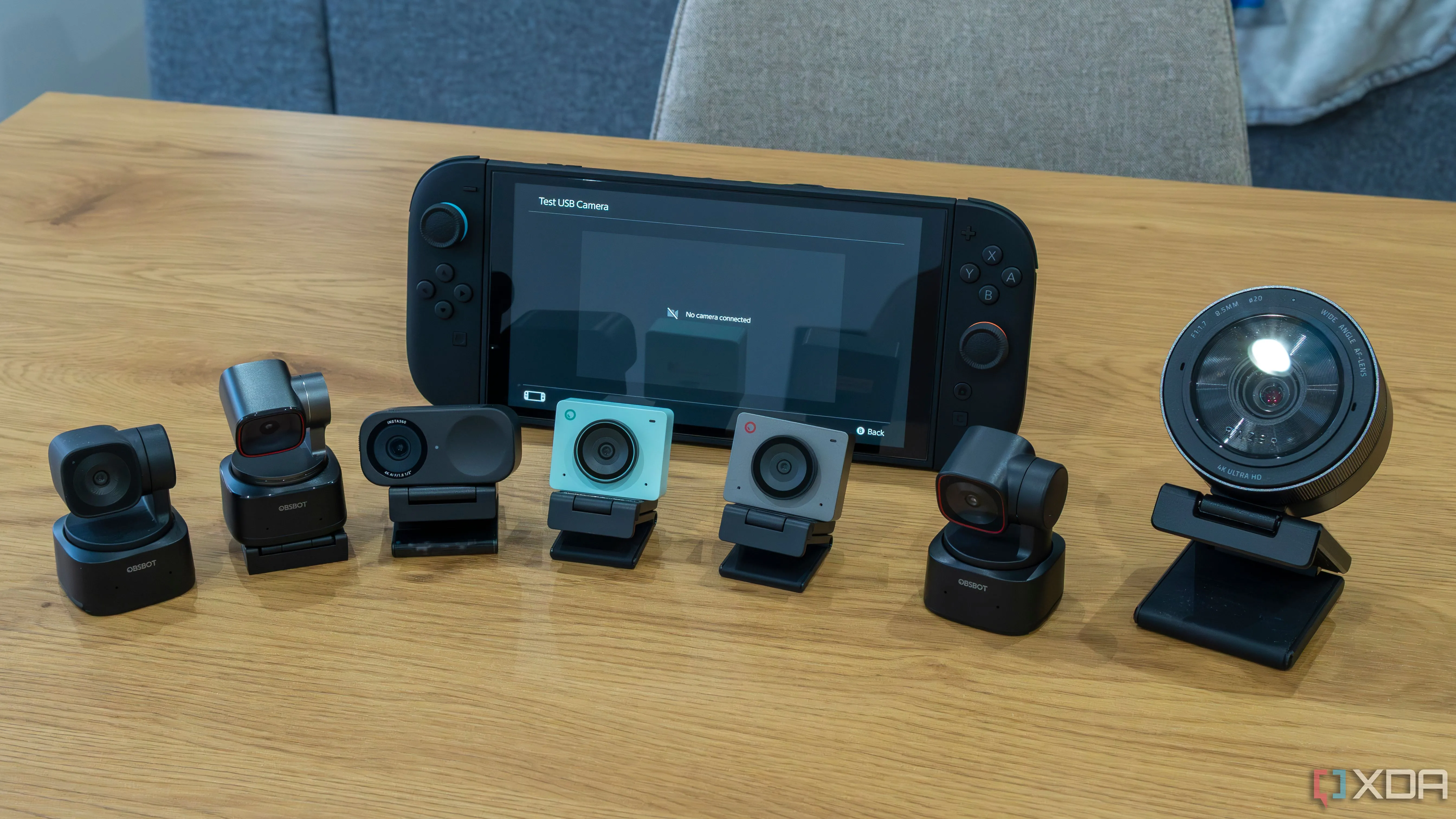 Một chiếc Nintendo Switch 2 với nhiều webcam được xếp trước, minh họa sự tương thích phần cứng trên Switch 2