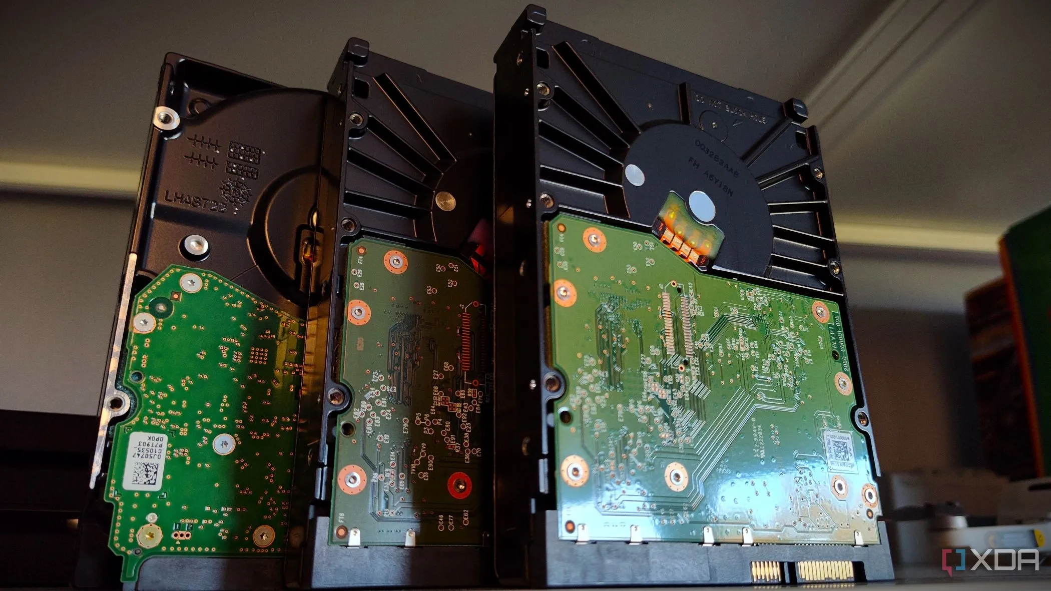 Một chồng ổ cứng HDD xếp chồng lên nhau, biểu tượng cho nhu cầu lưu trữ dữ liệu khổng lồ và liên tục gia tăng